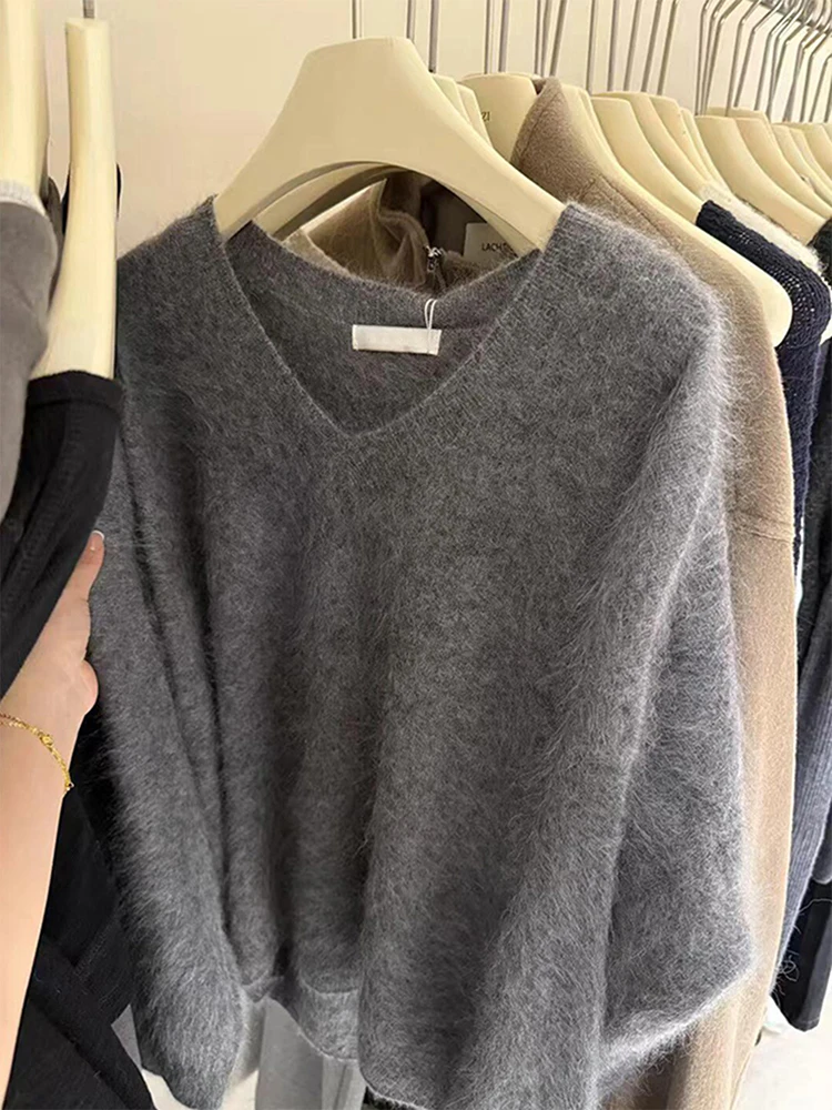 

Lazy Style Gray Pullover V-neck Sweater for Women in Autumn / Winter 2025, Paired with a Loose and Stylish Knitted Top