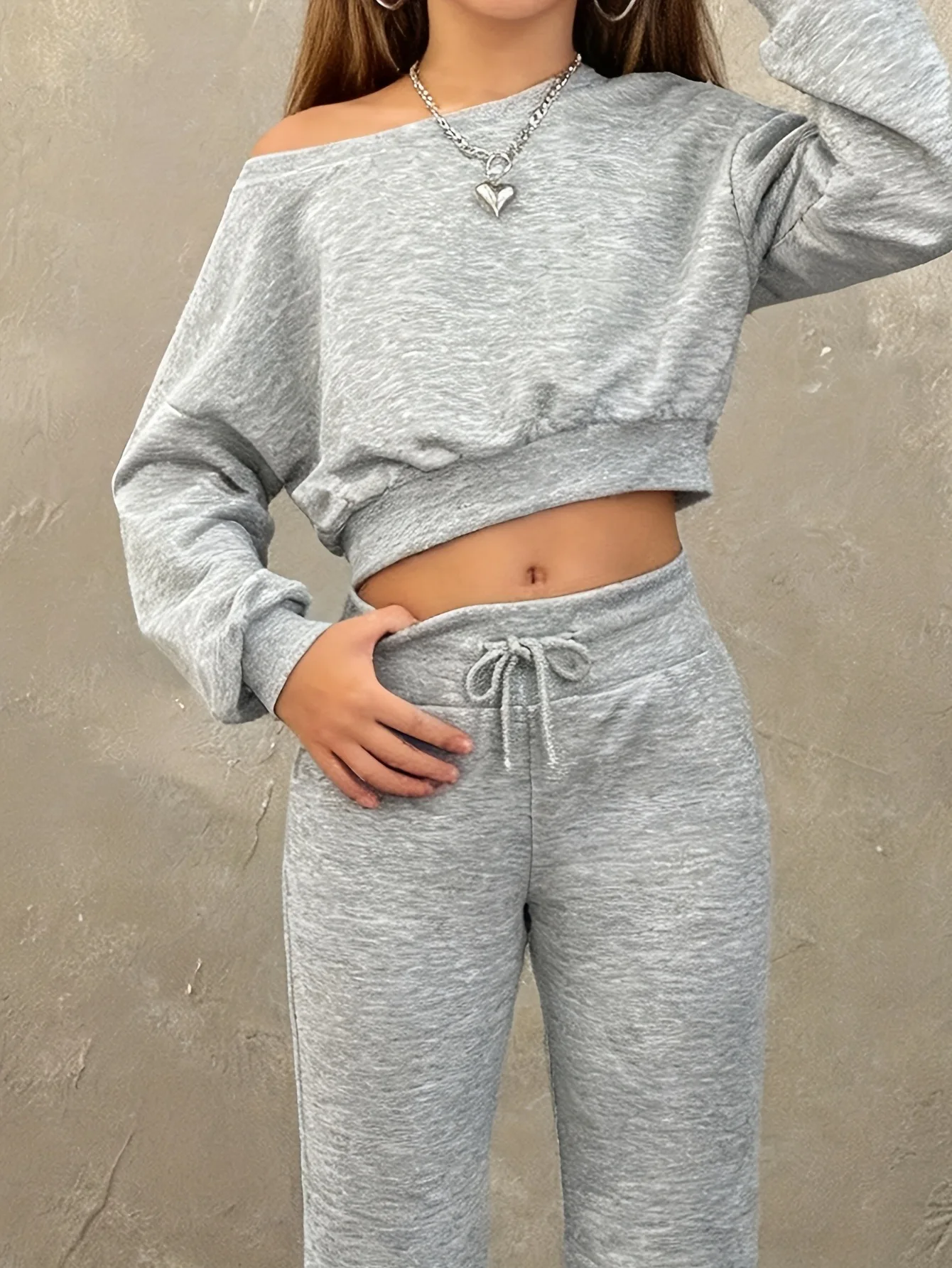 Y2K Mädchen Grauer 2-Teiliger Off-Shoulder Trainingsanzug, Kurzes Sweatshirt, Schlaghose, Lässige Streetwear, Cooles Outfit für 4-12 Jahre – Detail 5