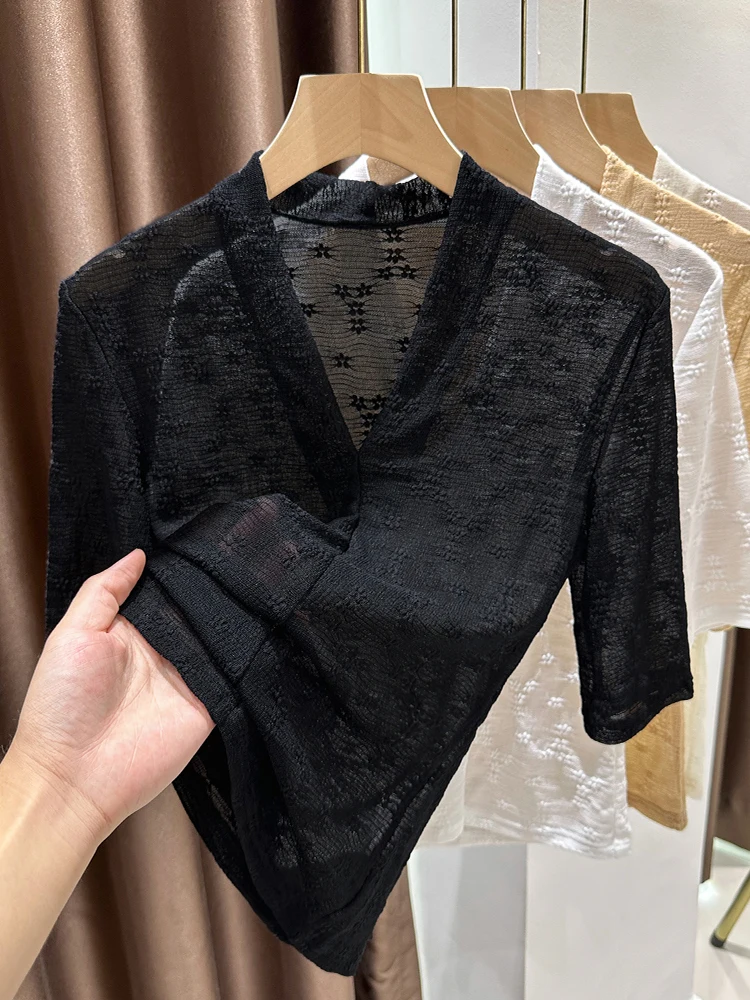 

Женская тонкая футболка-майка Lace Me Base с V-образным вырезом и полупрозрачными рукавами, весна 2026, черная, с ажурным дизайном