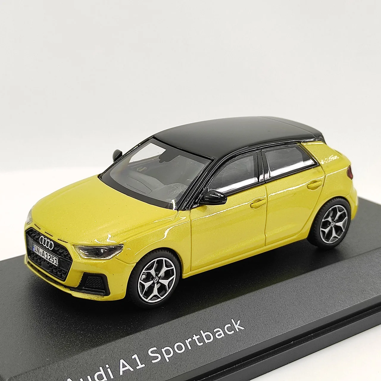 불량 다이캐스트 1:43 스케일 아우디 A1 스포츠백 스포티 옐로우 합금 자동차 모형 수집용 장난감 선물 기념품 장식품