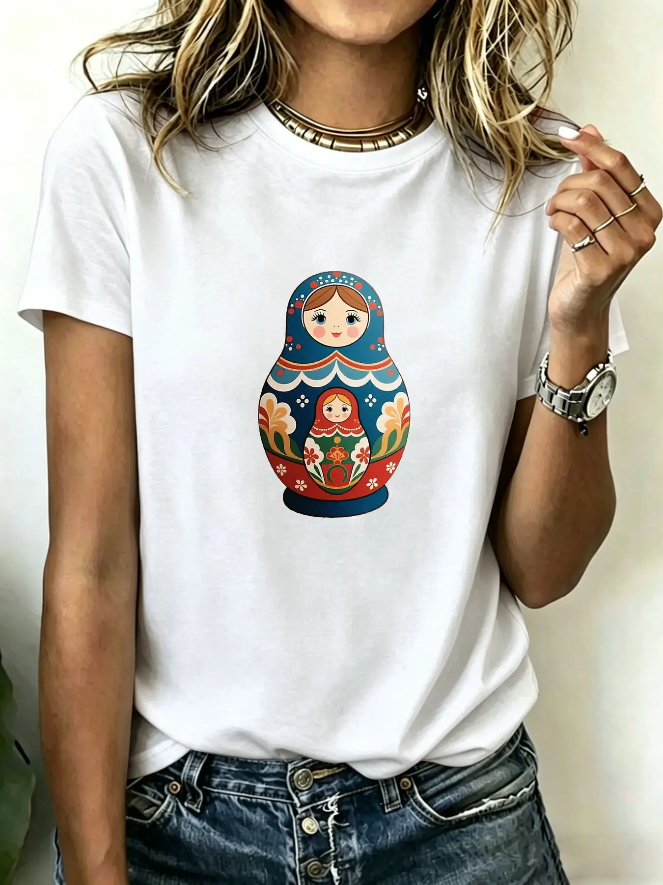 180グラムの純綿を使用した、鮮やかなロシアのマトリョーシカ人形のグラフィックが特徴のプラスサイズ女性用Tシャツ。快適で通気性のある素材です。 1