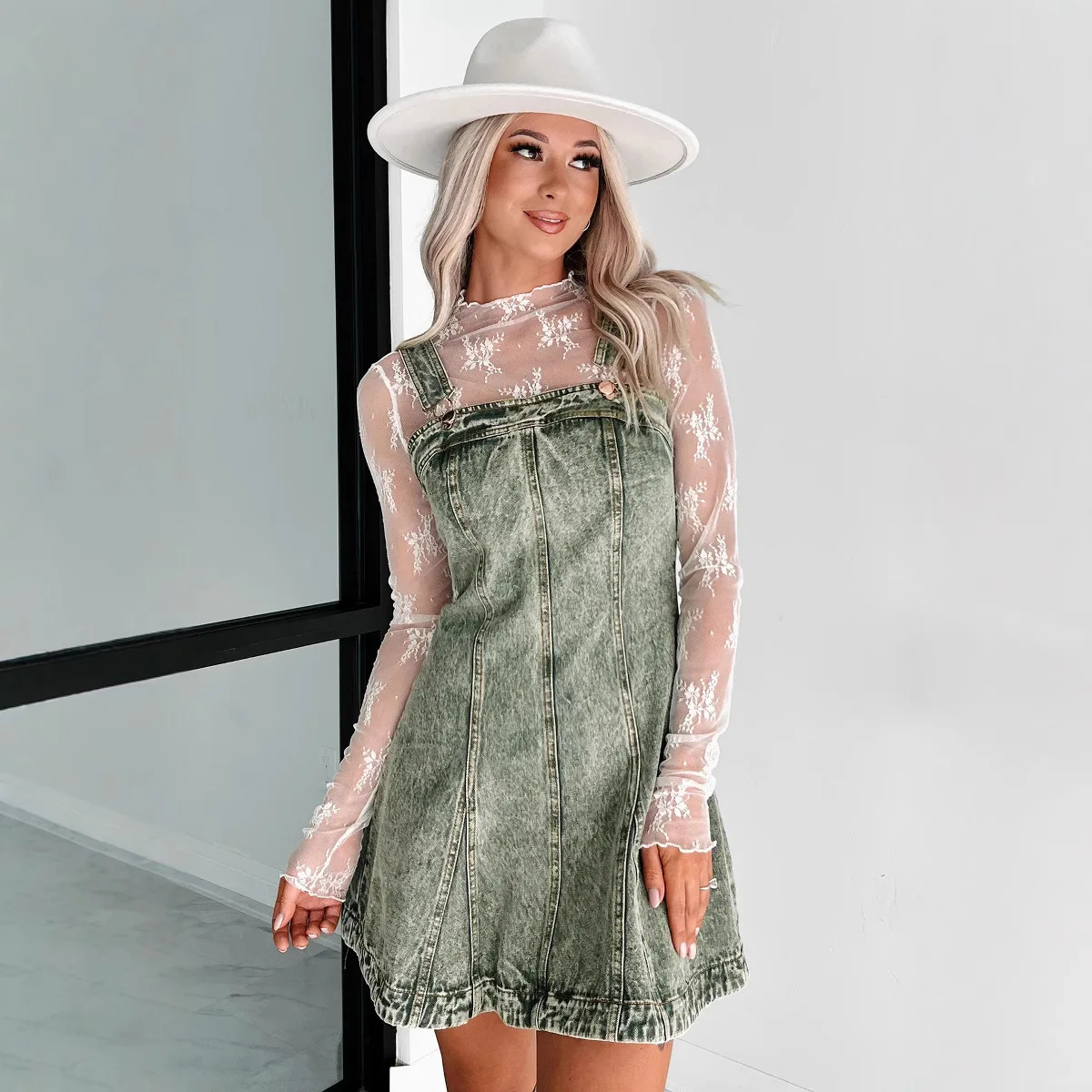 

Sexy Style Shoulder Strap Denim Dress With Square Neck, High-End Feeling, Cinched Waist, Slimming Effect, Fashionable And