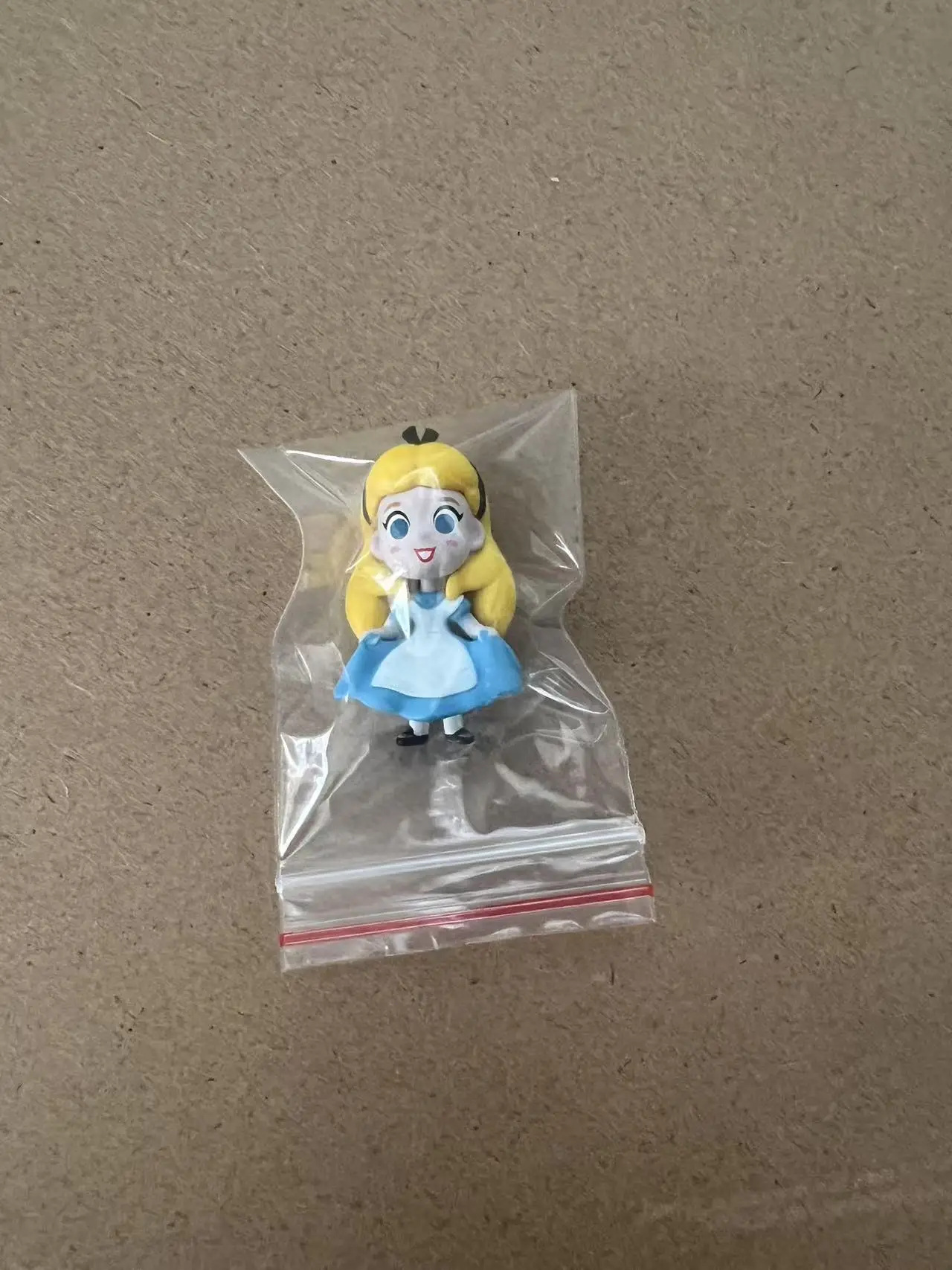 12 unids/lote 3,5 CM auténtica colección de muñecos de princesa Alice de la serie del 100 aniversario de Disney