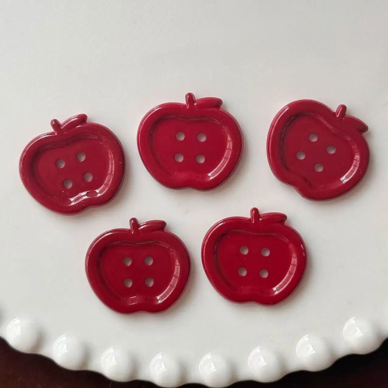 10Pcs Japanese INS Vintage Wine Red Apple Button Women Long Trench Wool Coat Hairpin Socks DIY Deco Odzież Akcesoria do szycia