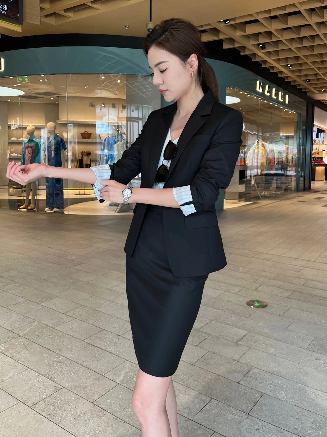 

Весенне-летний женский деловой костюм-двойка Slim Fit: элегантный комплект с юбкой и укороченным топом с длинными рукавами