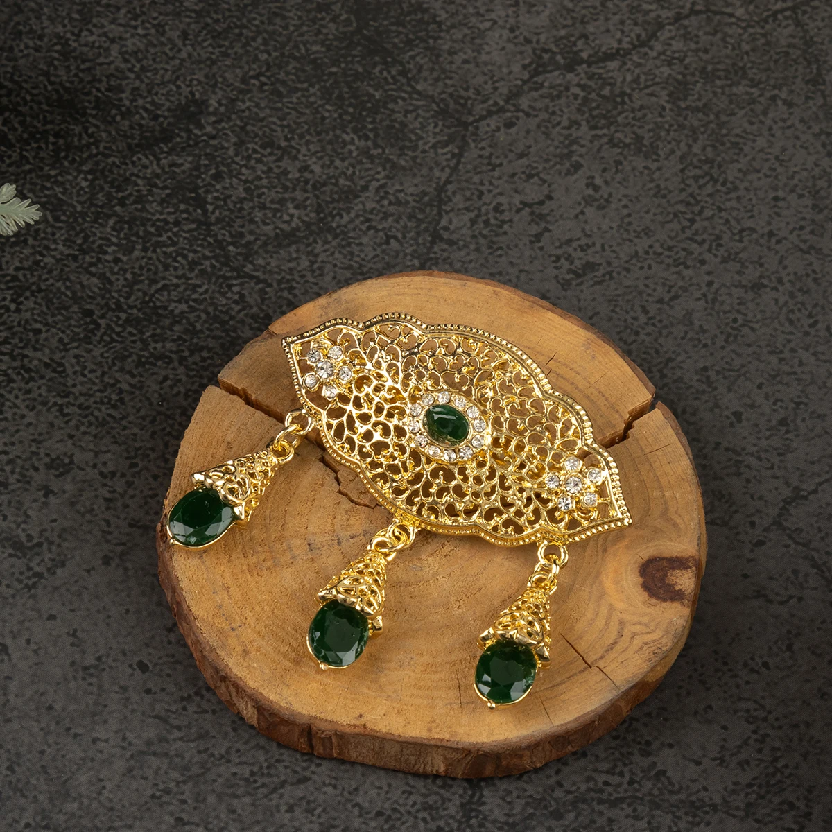 يتميز القلادة الصغيرة المستديرة المعدنية المجوفة بتصميم رائع ورائع وهو بروش للعروس المغربية الفاخرة