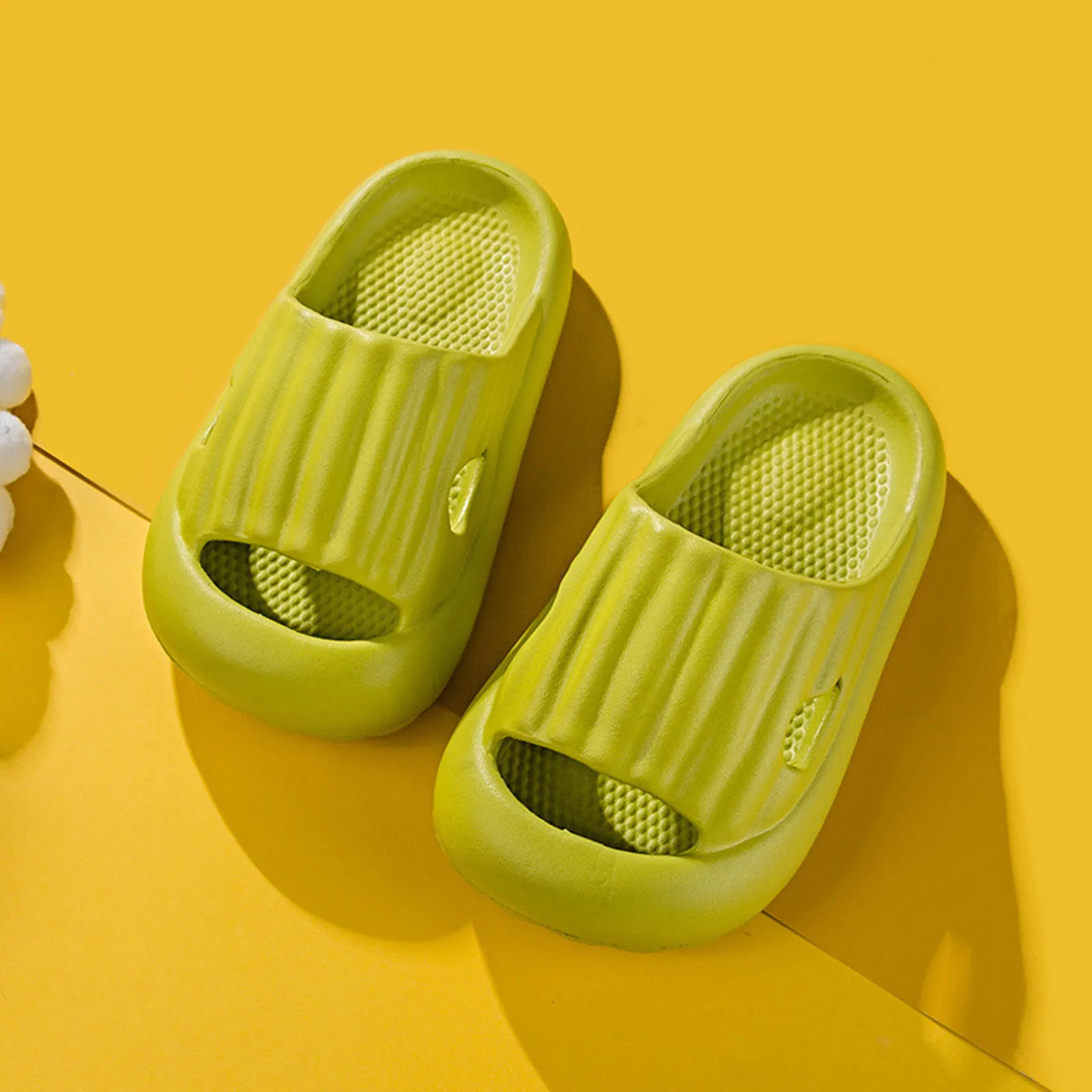 Zapatillas para niños y niñas, toboganes con dedos abiertos, zapatos de casa para niños pequeños, sandalias antideslizantes de suela suave de Color sólido, Verano