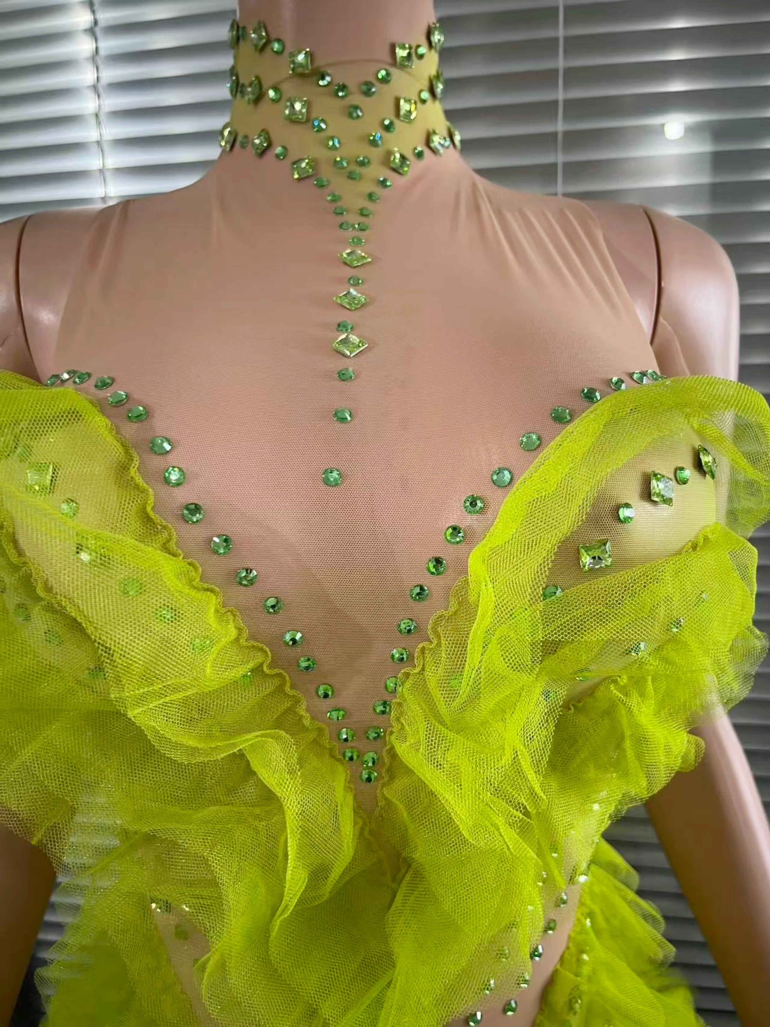 ชุดราตรีงานพรอมสีเขียวลายดอกไม้สุดหรู ดีไซน์ไฮโลว์ แต่งระบายดอกไม้ สำหรับงานพิธีการ งานเลี้ยงน้ำชายามบ่าย และงานกาล่า