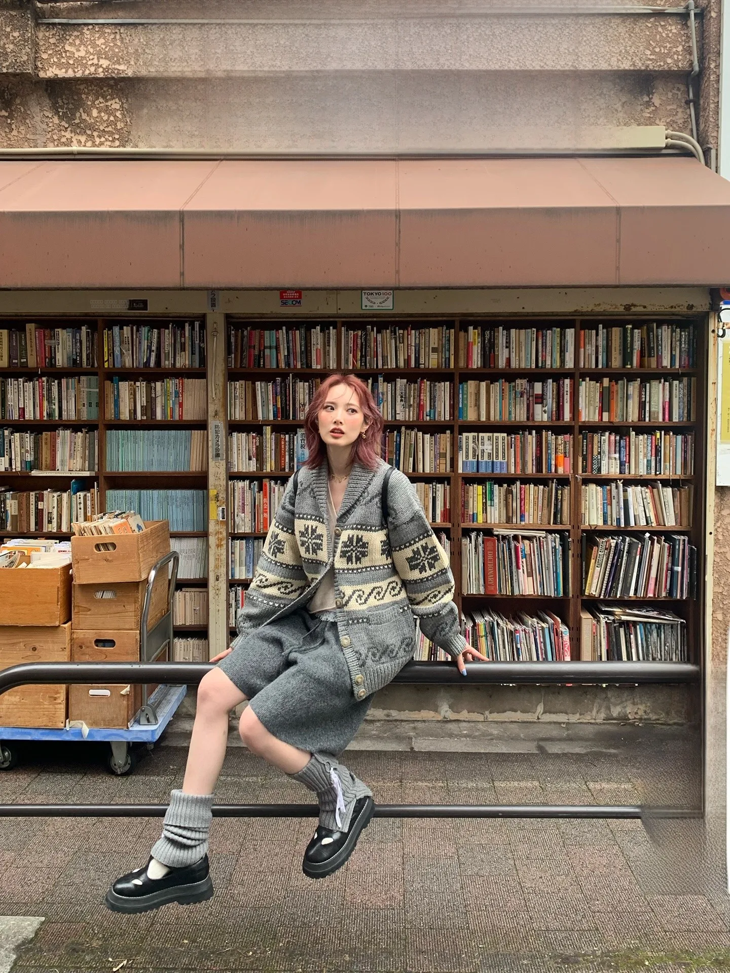 

Женский теплый утолщенный кардиган с V-образным вырезом и длинными рукавами, узором Fair Isle и цветовыми блоками, не стесняющий движений рук.