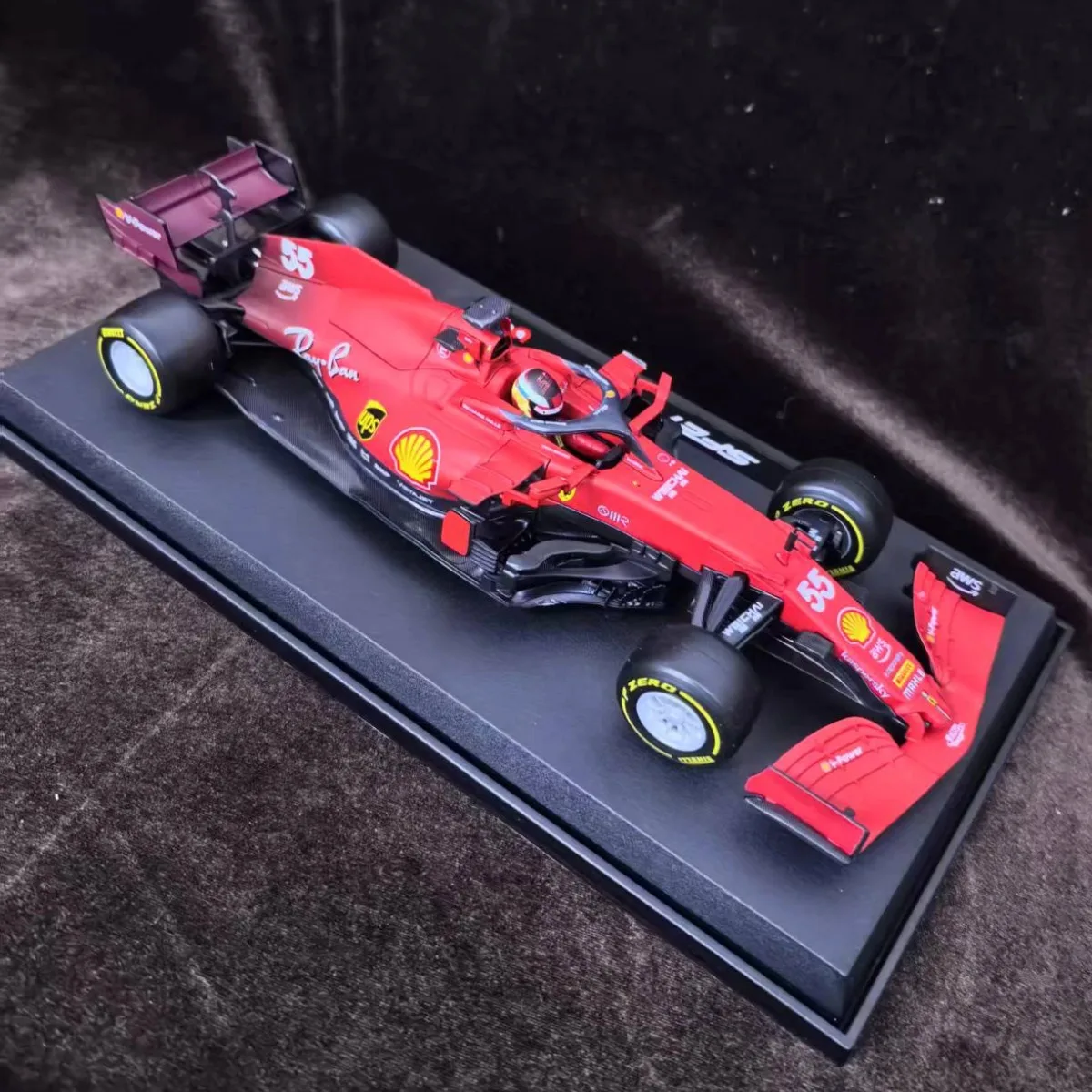 Bburago 1:18 Scuderia Ferrari SF21 # 55 Sainz Jr. F1 Modello di auto, scala Formula 1 Replica in miniatura Figura Giocattolo regalo di Natale per bambini