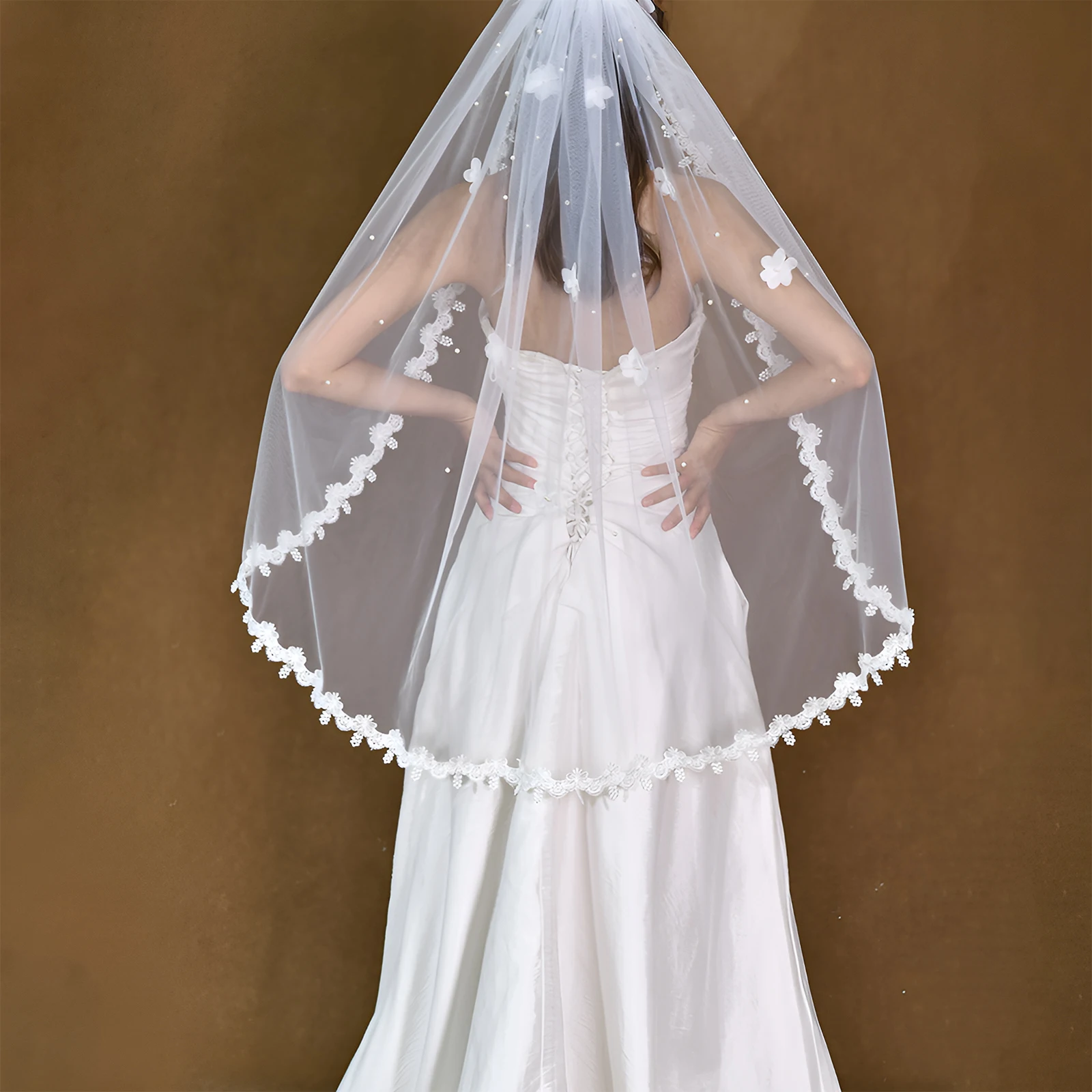 

M19 Short Bridal Veils Lace Edge Elbow Length 1 Tier Wedding Veil Pearls Bearde Butterfly Applique Bridal Accessories