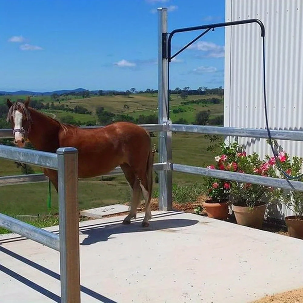 Swing arm type horse washing accessories, wall mounted spray bar, prevent tangling and dragging during horse washing