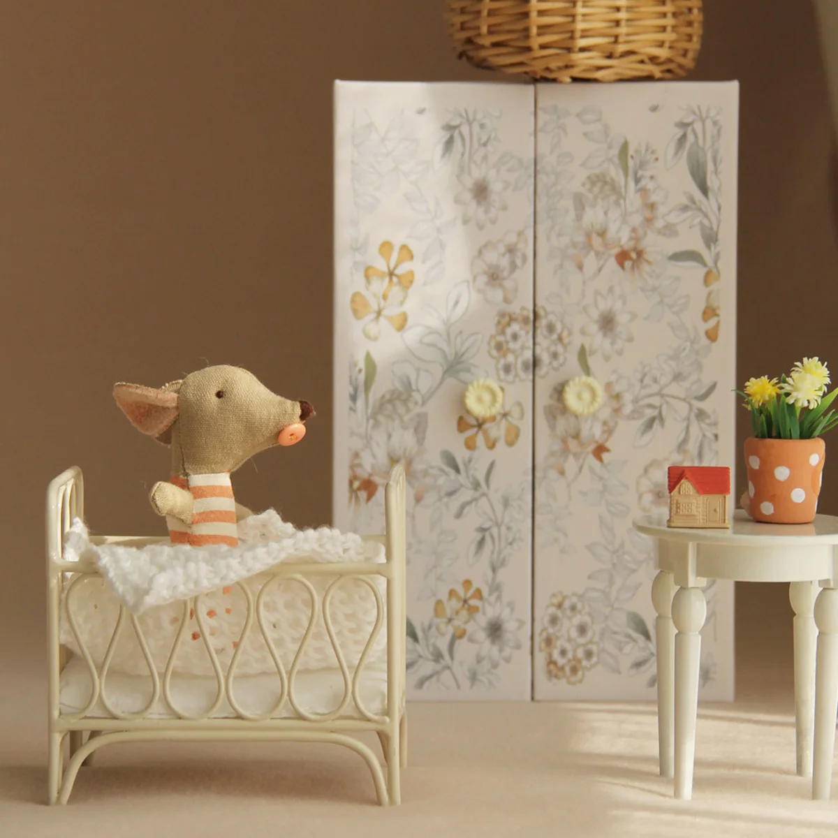 1:12 Miniature Artificial Mini Furniture Wrought Iron Crib Suitable for Doll House Play House Accessories