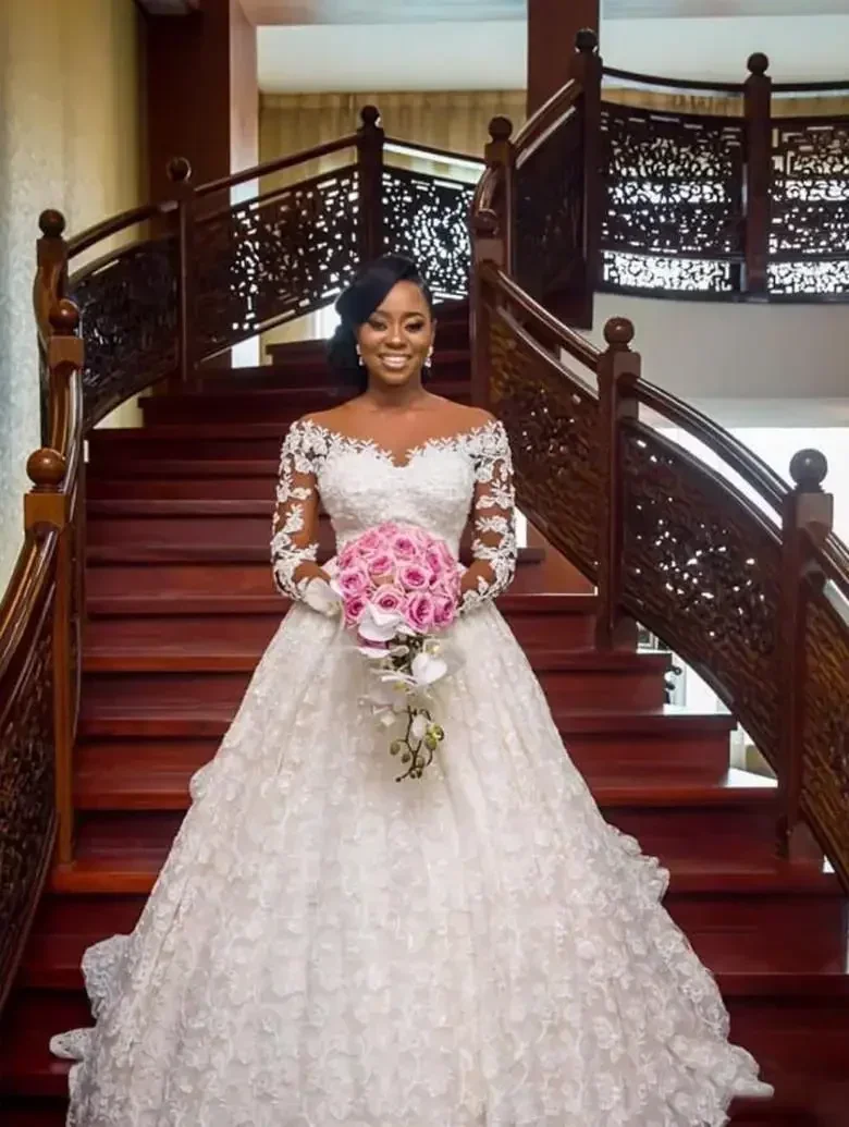Customized Arabic Luxurious Lace Beaded Ball Gown Wedding Dresses Sheer Neck Long Sleeves Bridal Vintage Sexy Robes De Mariee