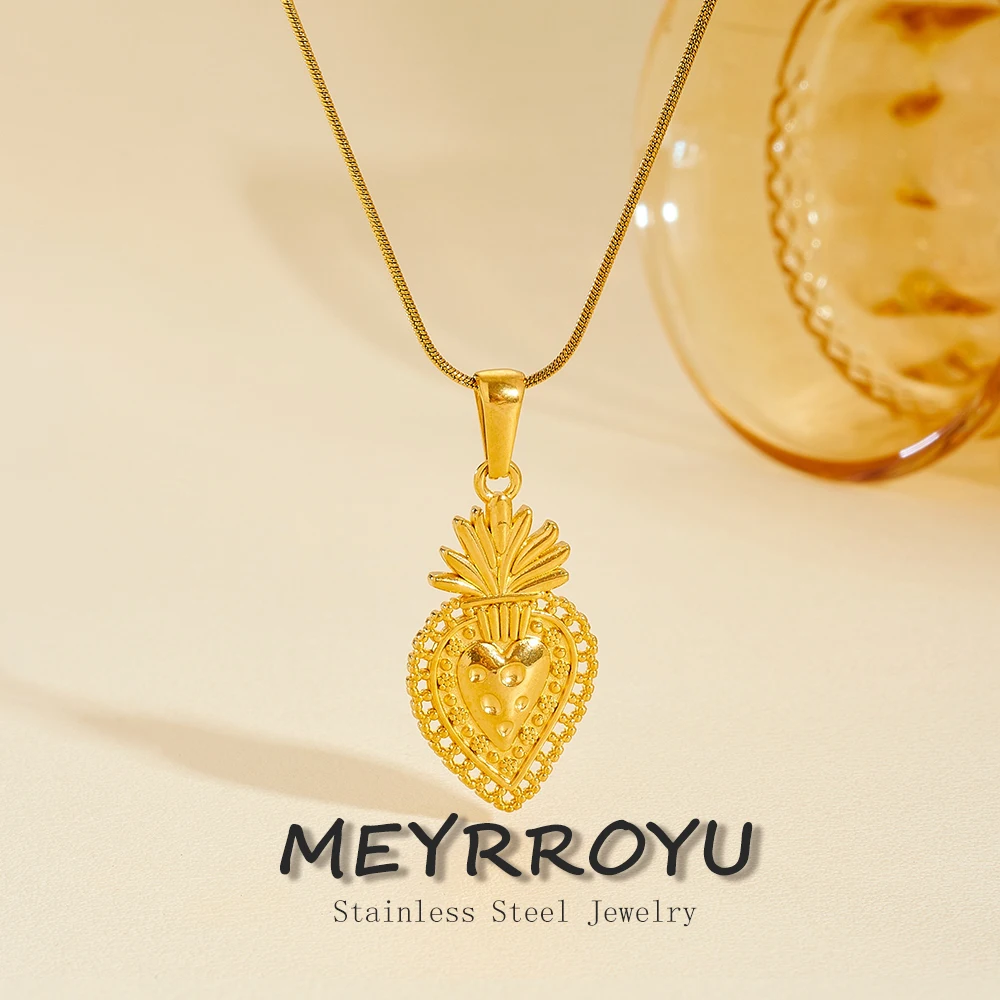 MEYRROYU StainlessSteel Golden Sacred Heart Plated Vintage Embossed Lace Charm Pendant Necklace Women Fashion Daily Jewelry Gift