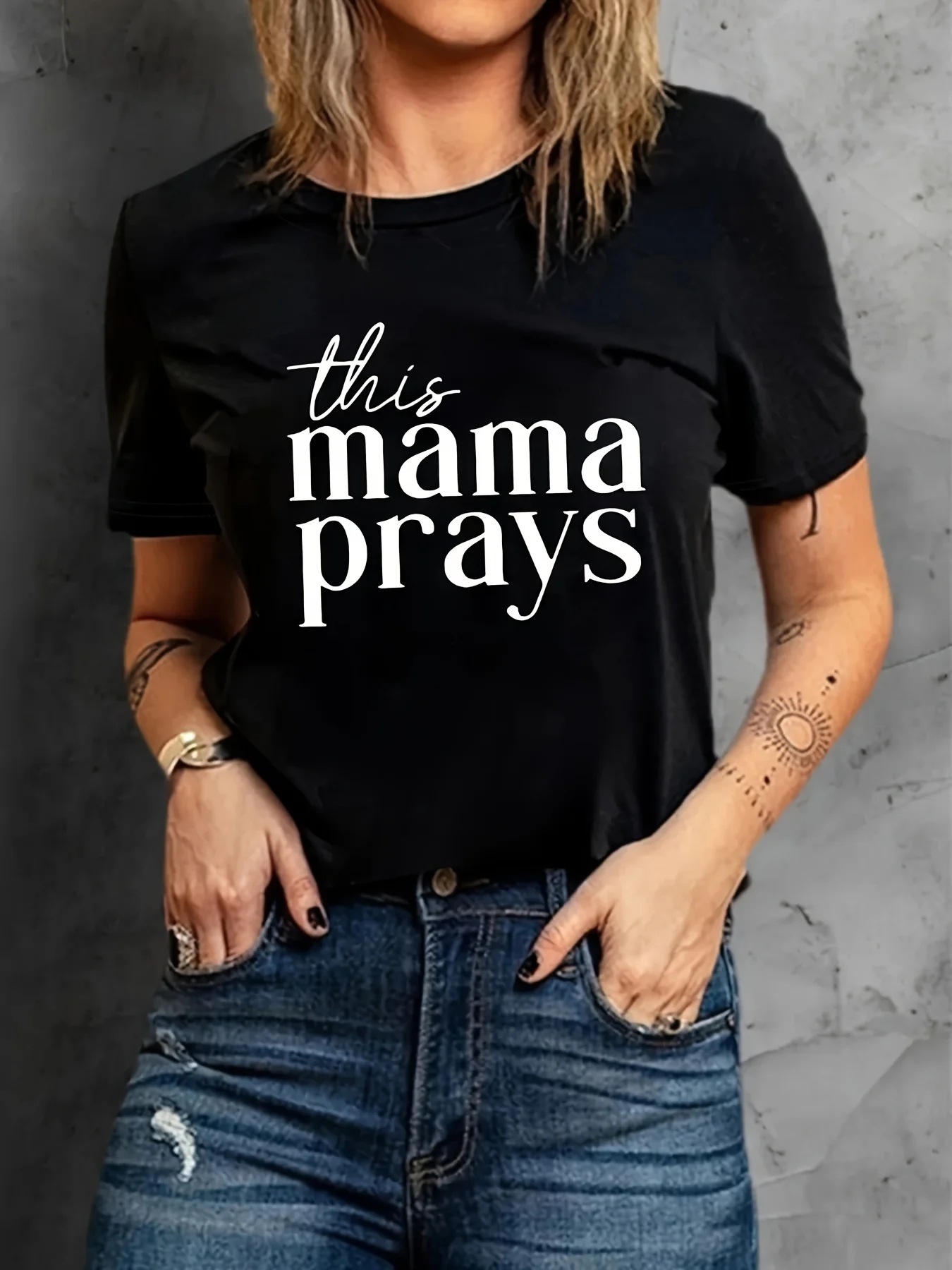 

Mama Prays Print Crew Neck T-shirt - Casual Short Sleeve Top for Spring &