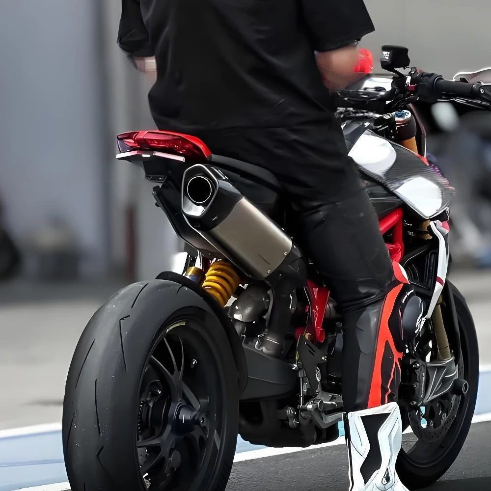 

Suitable for Ducati Hypermotard950 18-23 integrated turn signal short tail with adjustable short license plate bracket