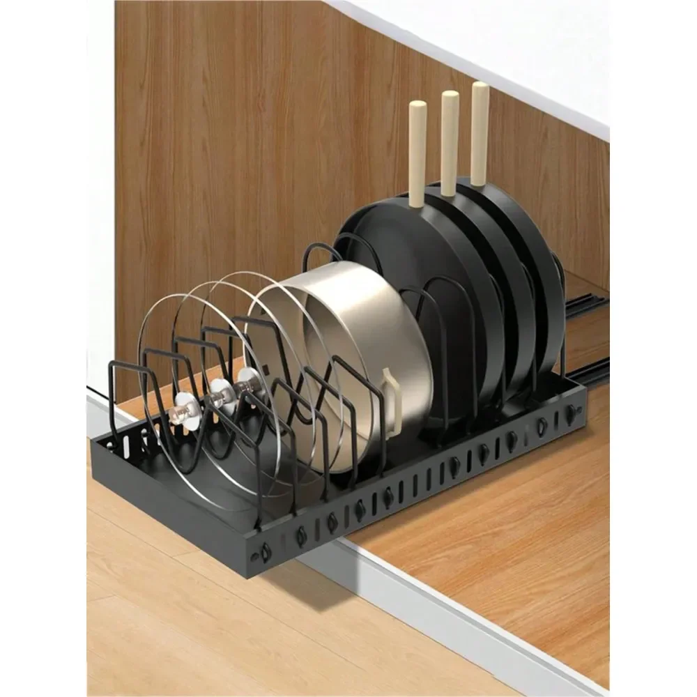 

Под выдвижным шкафом для хранения кастрюль и сковородок есть выдвижные полки с крышками и кухонные подставки для посуды. Выдвижной шкаф для хранения