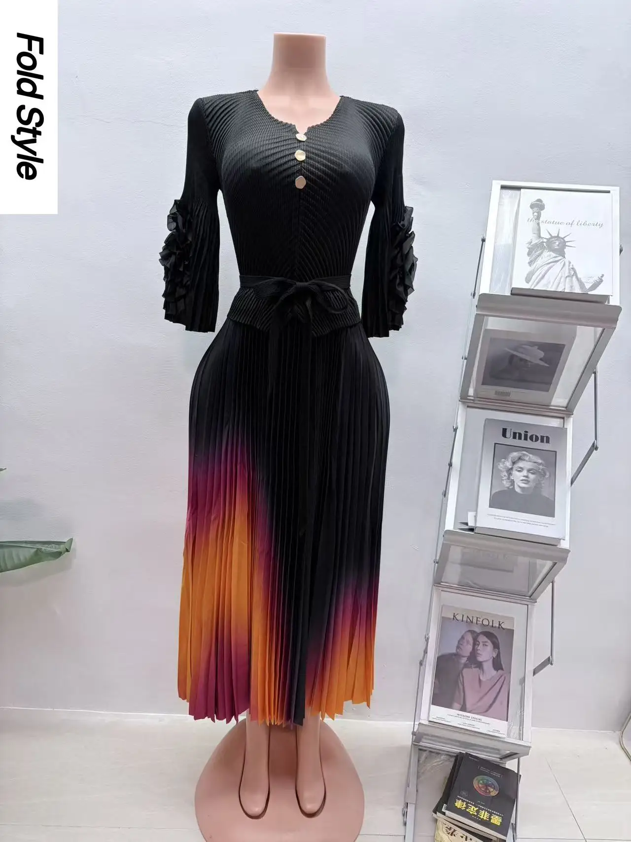 2025 New Miyake Fashion Flower Long-sleeved Strap Waist Gradual Change Color Pleated Dress Elegant Long Dress Women