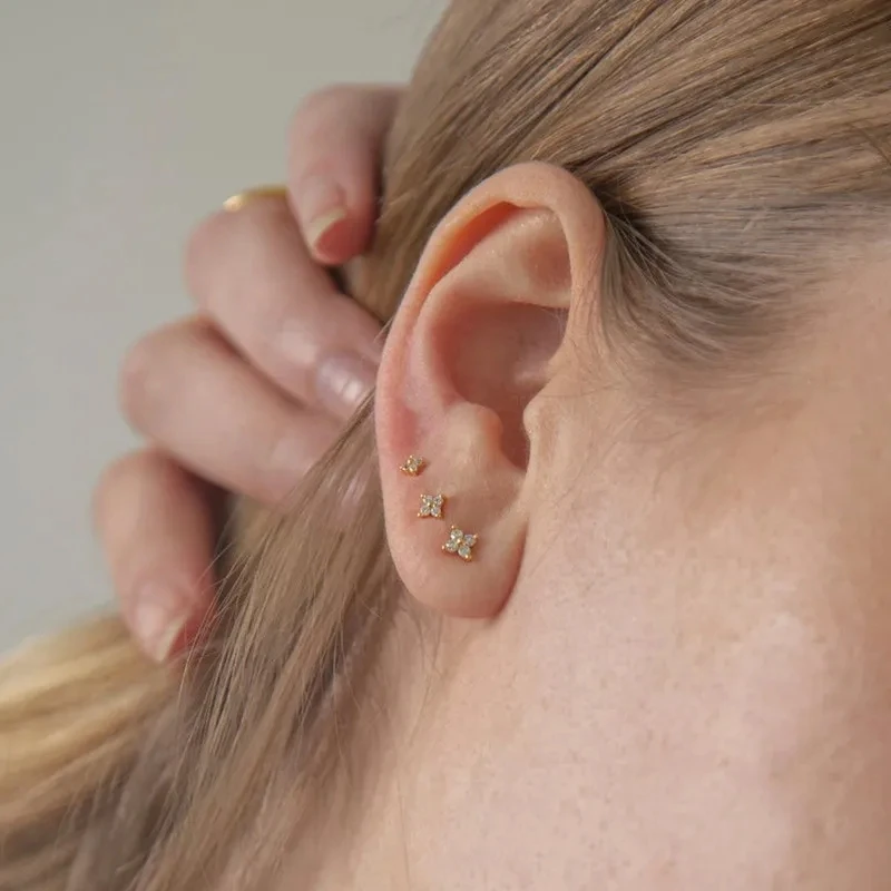 Nowy modny kolczyki sztyfty z kwiatem dla kobiet uroczy kryształowy cyrkon Mini Piercing chrząstki Helix kolczyk estetyczna biżuteria prezenty