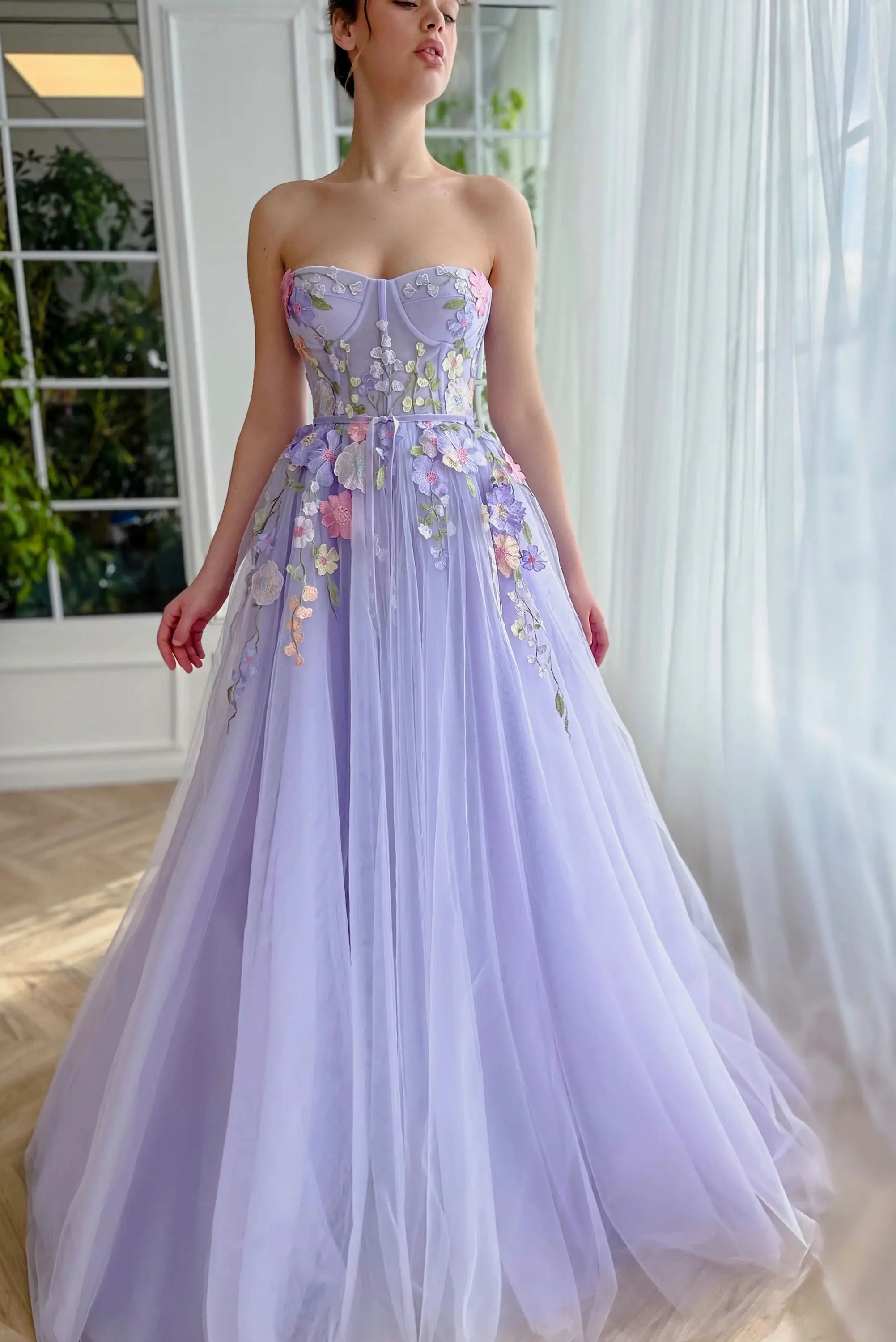 Women Long Lavender Prom Dress Sweetheart 3D Embroidered Lace Floor Length Strapless A Line Formal Evening Princess Party Dress