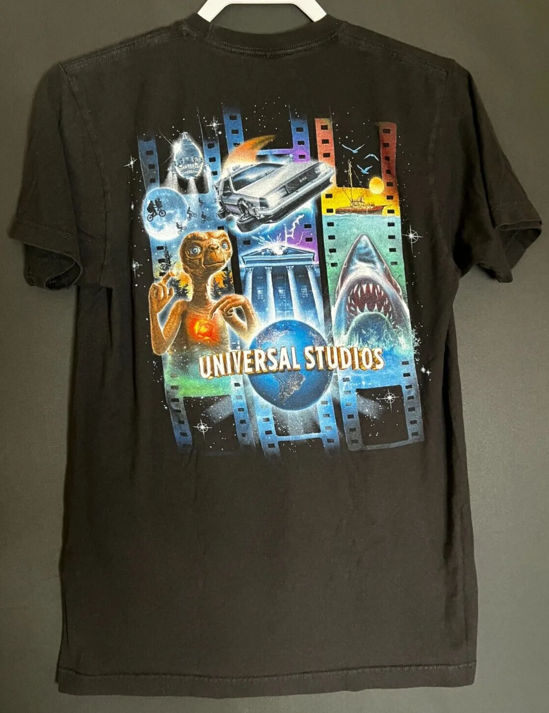 Universal Studios T Shirt Rozmiar M Czarny Dwustronny E Jaws Doloreon Earth