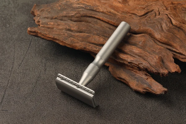 YAQI Ghost Titanium Safety Razor 1.10mm Lightweight for Men's Shaving Comfortable Grip And Balanced Feel