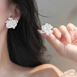 Luxury Temperament Fairy Crystal Pearl Petal Ear Clips French Retro White Flower Clip Earrings Without Piercing for Wedding