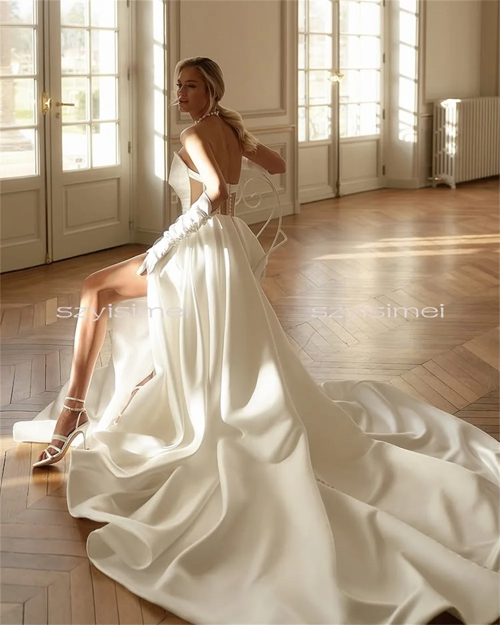 Abiti da sposa spaccati con scollo a cuore alla moda Abito da sposa senza maniche con strascico sul retro Abiti da sera trasparenti per matrimonio