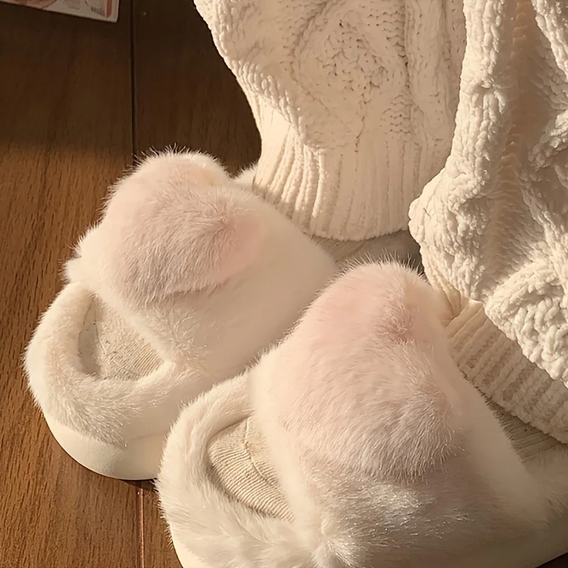 Chinelos de coração aberto. Pelúcia, todas as estações e antiderrapante. Cuidados fáceis. Coleção de inverno.