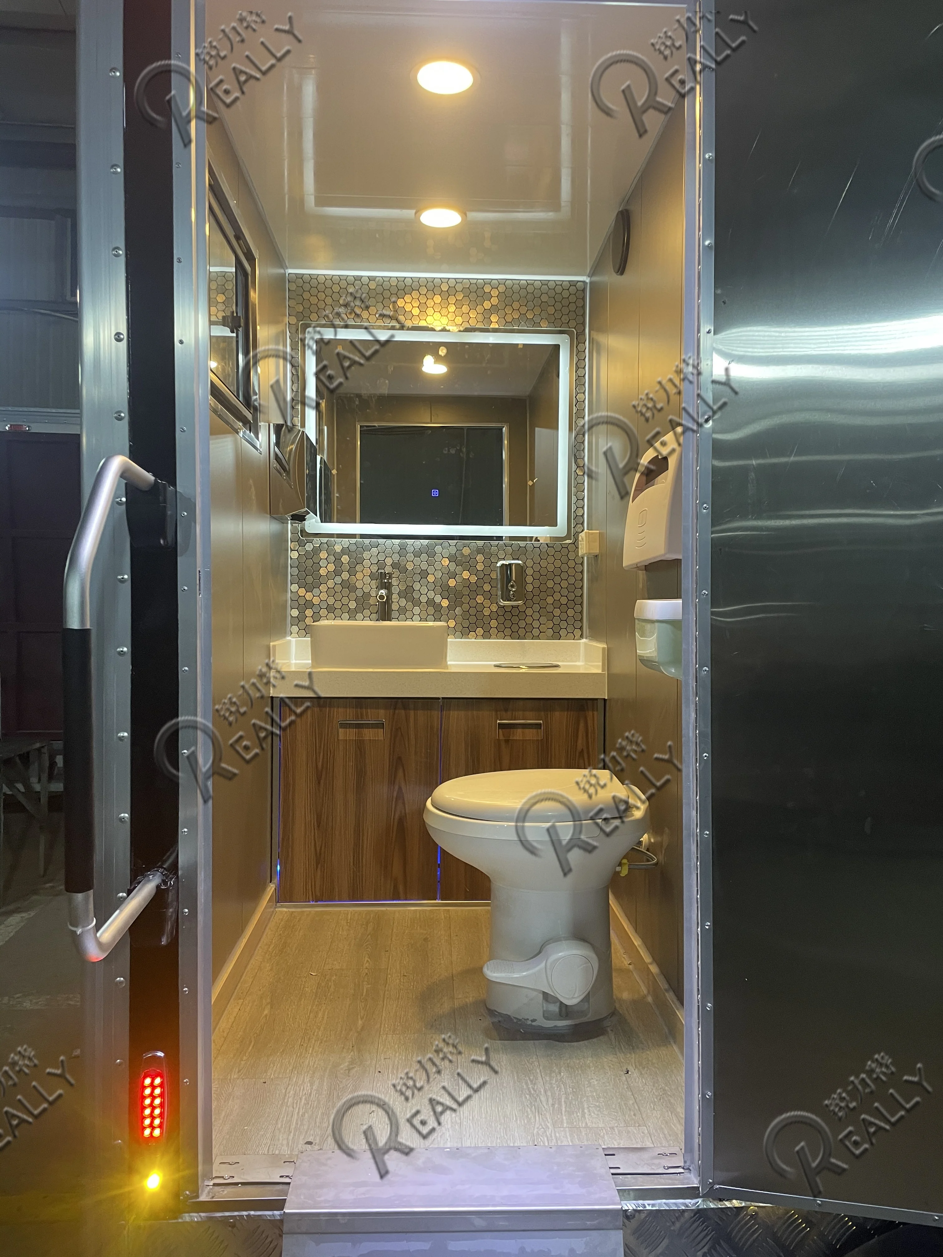 2025 Luxury Shower Restroom Trailer Customized Mobile  Toilets Bathroom Portable Toilets Cart Outdoor Shower Trailer