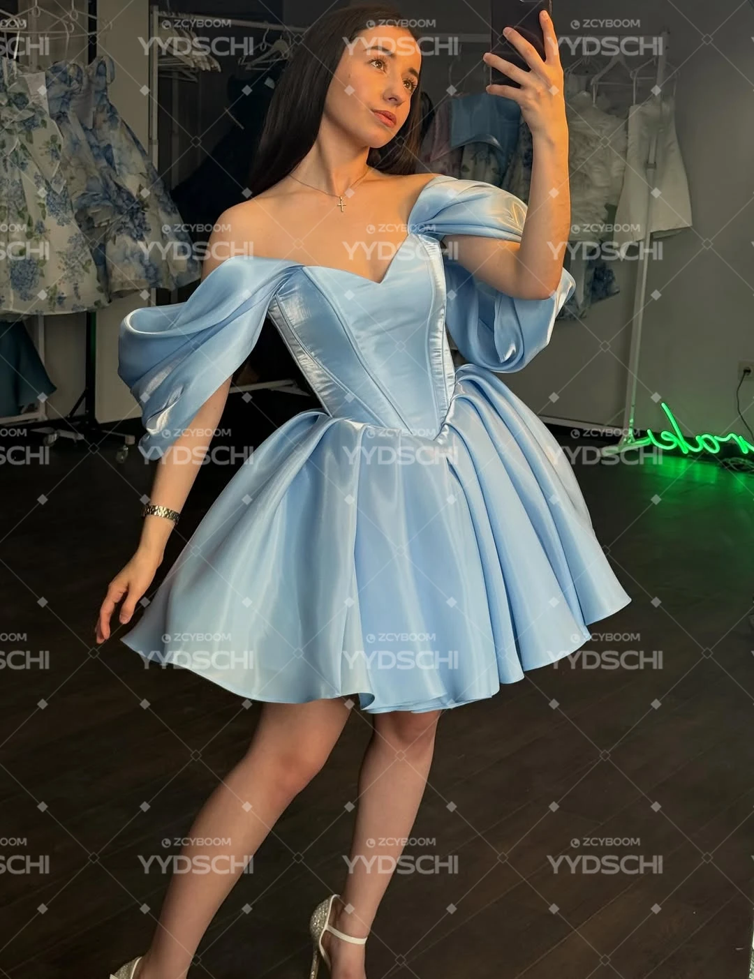 Maßgeschneidertes, elegantes, schulterfreies, himmelblaues, über dem Knie liegendes Satin-Abschlussballkleid mit Herzausschnitt, A-Linie, plissiert, Mini-Cocktail-Partykleid – Detail 3