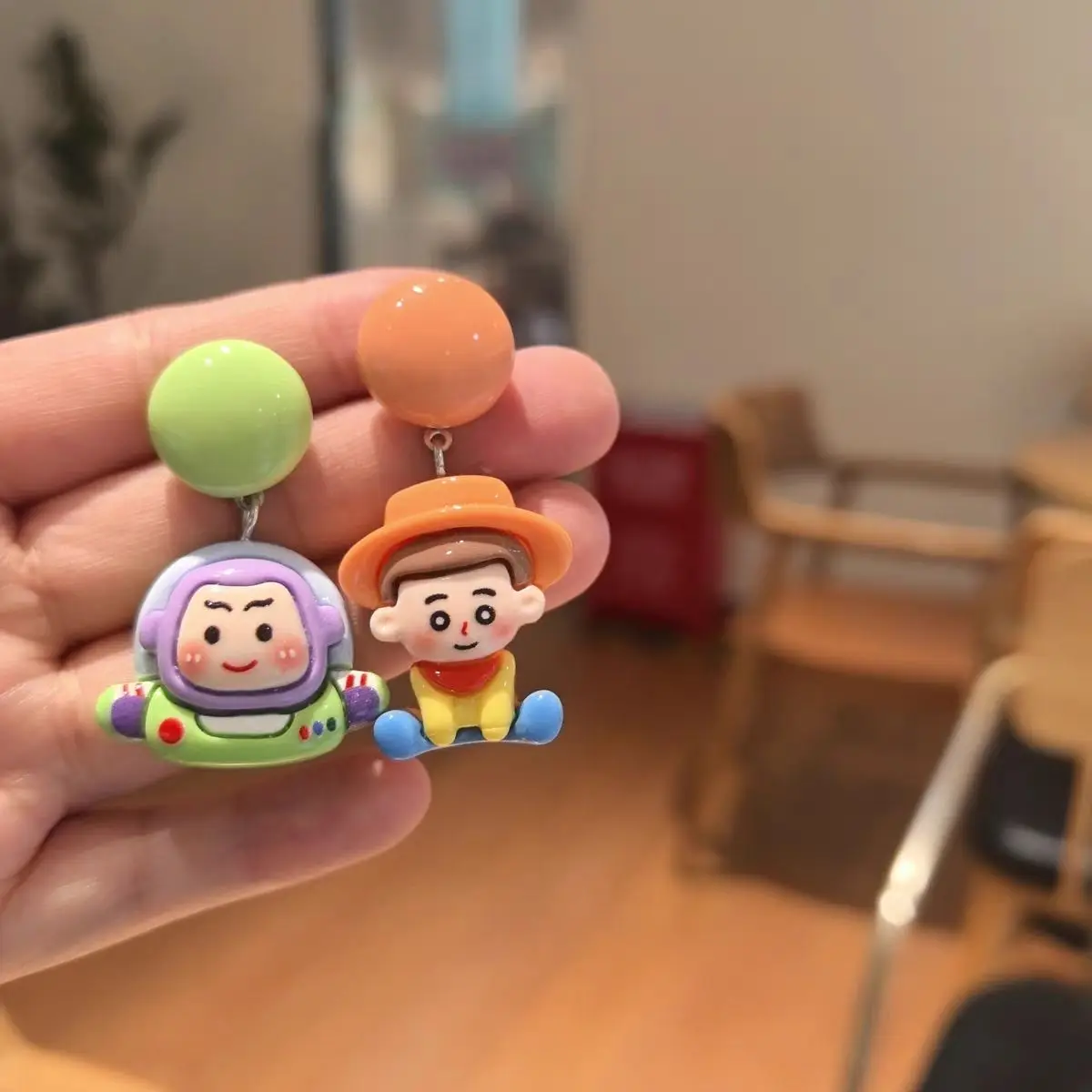 Toy Story niedliche Cartoon-Ohrringe mit asymmetrischer Persönlichkeit, Clip-Ohrringe, wunderschöne Accessoires