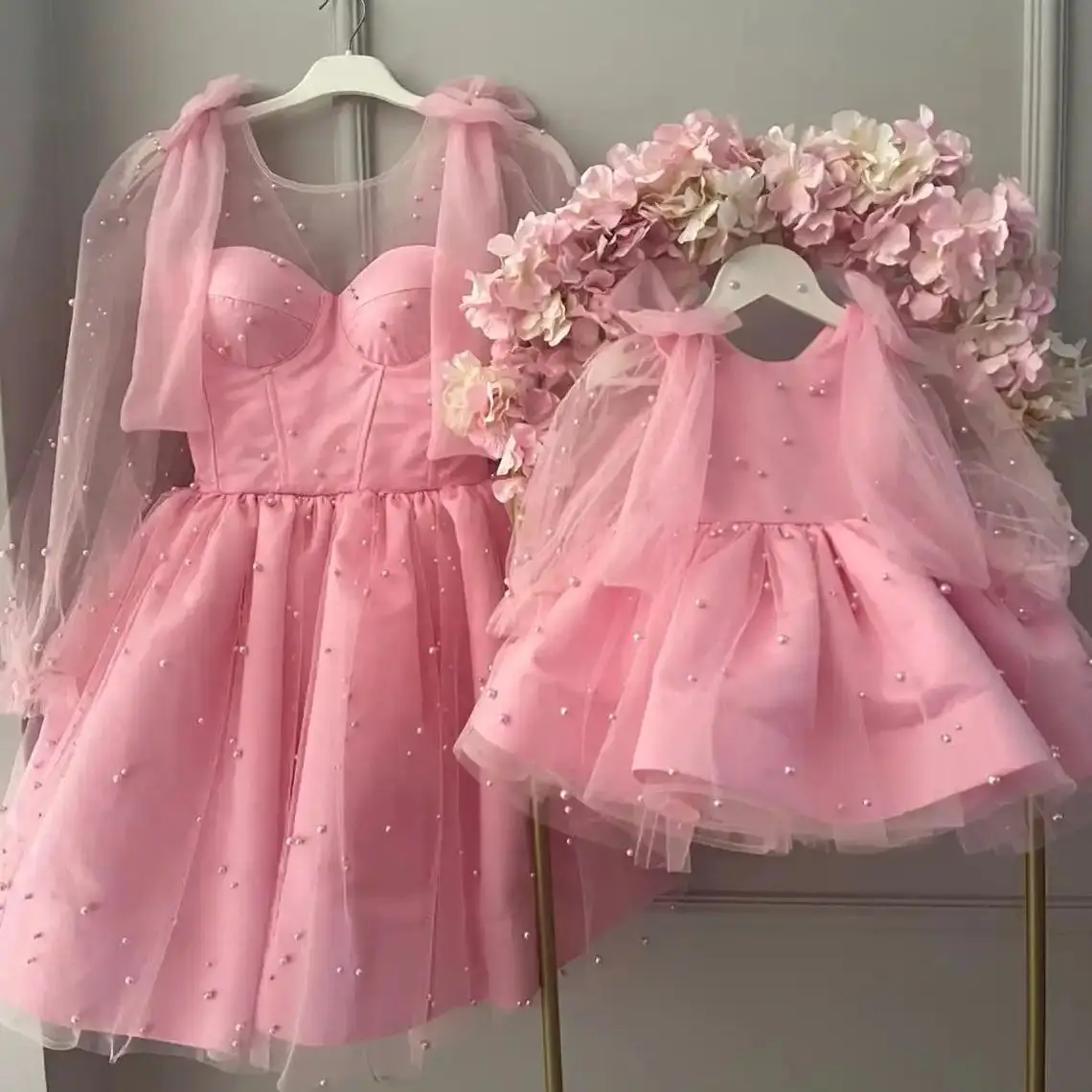 

Розовое платье-пачка «Мама и я» с жемчугом, одинаковые платья для мамы и дочки на день рождения для фотосессии, одинаковый комплект для всей семьи