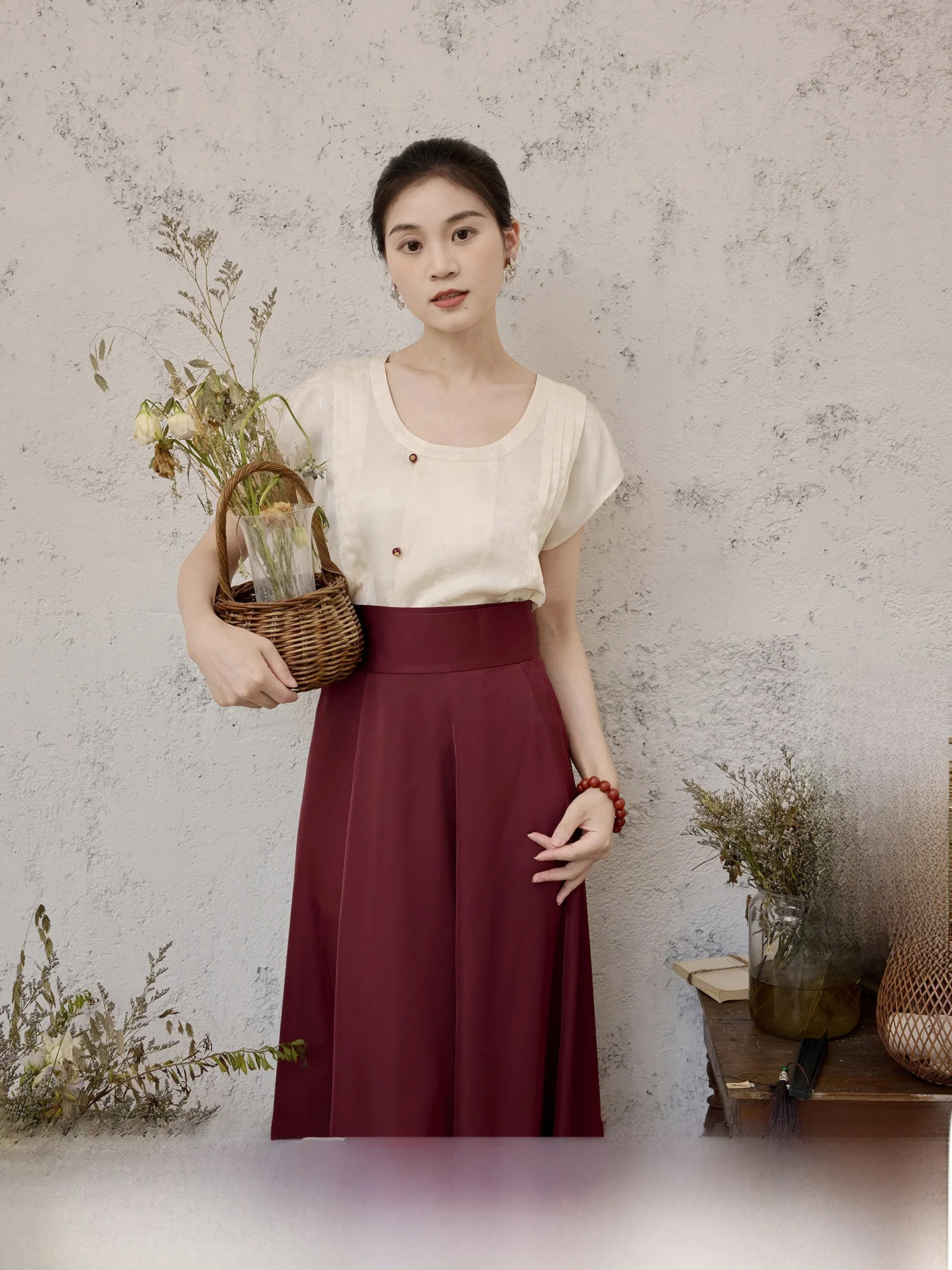 

Летний комплект Neihan: женский топ в стиле Ханьфу Тан Баоцзы и юбка с десятью оборками, выполненные из шелкового материала в ретро-китайском стиле.