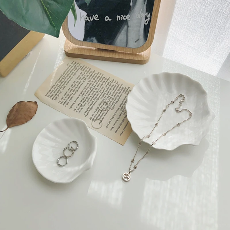 Plato de cerámica blanco en forma de concha, bandejas de almacenamiento de joyería, bandejas, platos de almacenamiento, pendientes de anillo, diseño de bandeja decorativa para el hogar