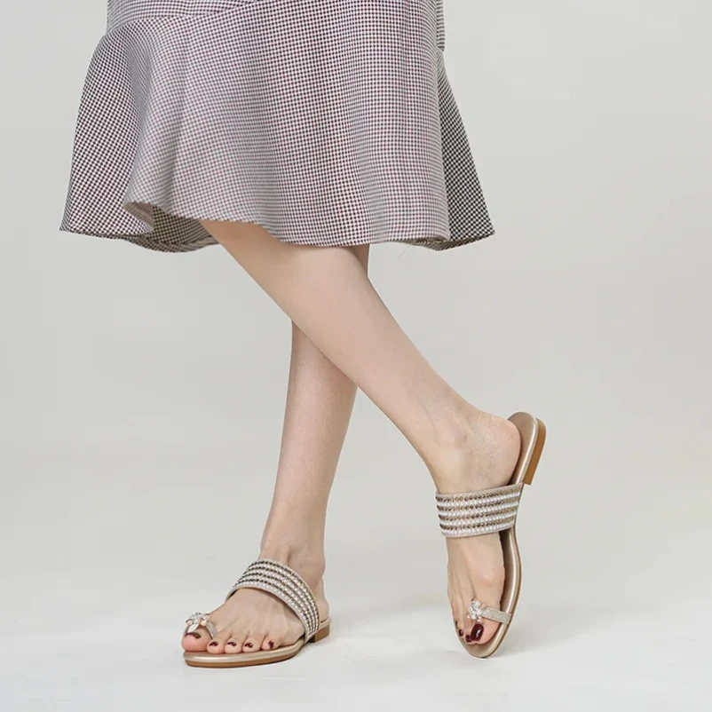 

2025 г., новые однотонные римские сандалии большого размера с ромбовидной пуговицей для женщин, летняя модная удобная тканая женская обувь, тапочки