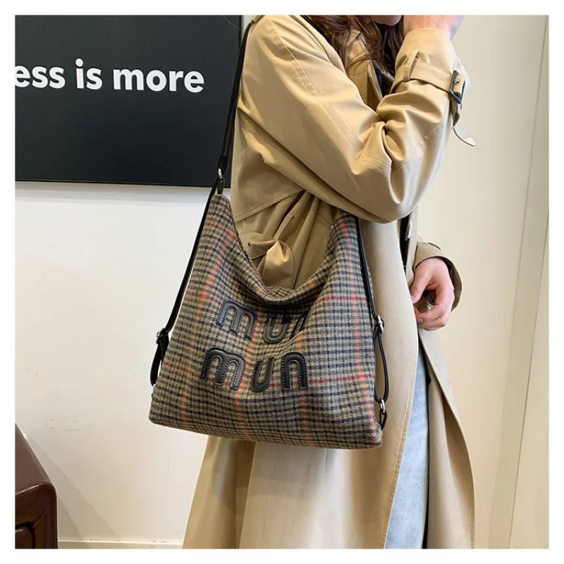 حقيبة ماسنجر نسائية أنيقة مصنوعة من الجلد الناعم بجودة عالية ومظهر عتيق عصري ​