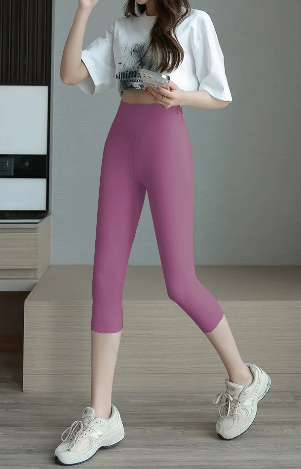 Damskie legginsy z nadrukiem, świąteczne, ocieplane, z podszewką, barwione, dopasowane, dopaminowe kolory, wysokiej jakości spodnie, wysoka estetyka i szyk.