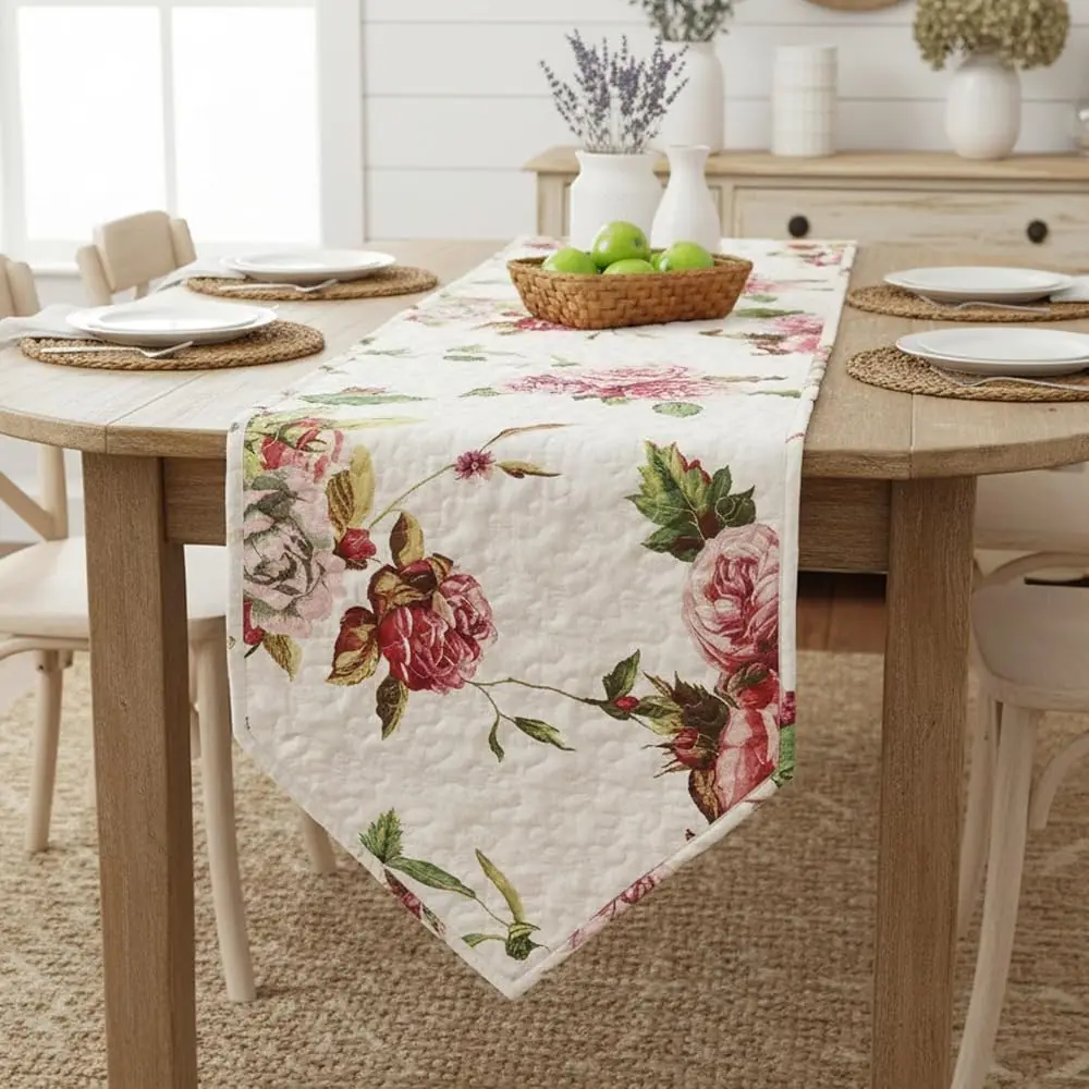 

Скатерть-дорожка DaDalogy Bedding с романтическим узором из роз - очаровательный цветочный принт с красными и розовыми цветами, садовые мотивы, изящный стиль коттедж.