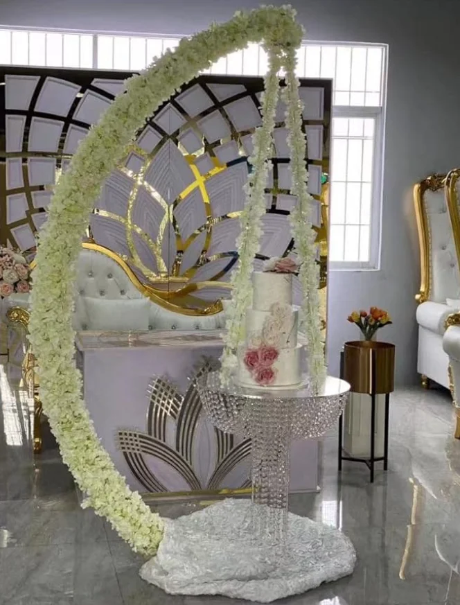 Gold-plated curved chandelier, vertical hand-forged iron cake and five-star wedding flower display