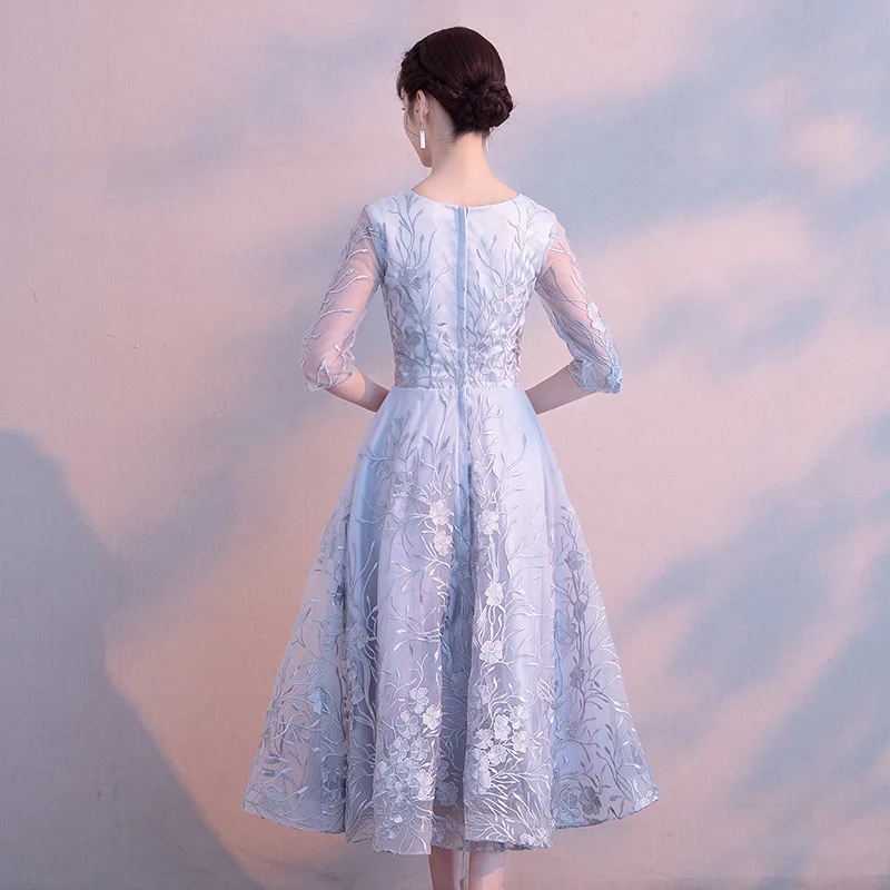 Kleines Damen-Abendkleid mit Bankett-Temperament, kann im schlichten und eleganten mittellangen grauen Abendkleid getragen werden