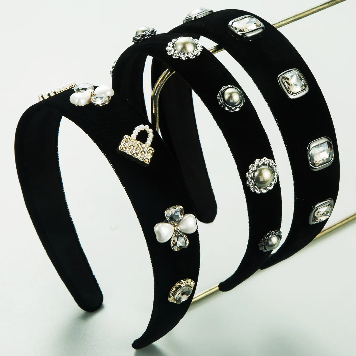 

South Korea's new black velvet headband retro small fragrant wind rhinestone pearl headband femininity versatile sweet cool hair