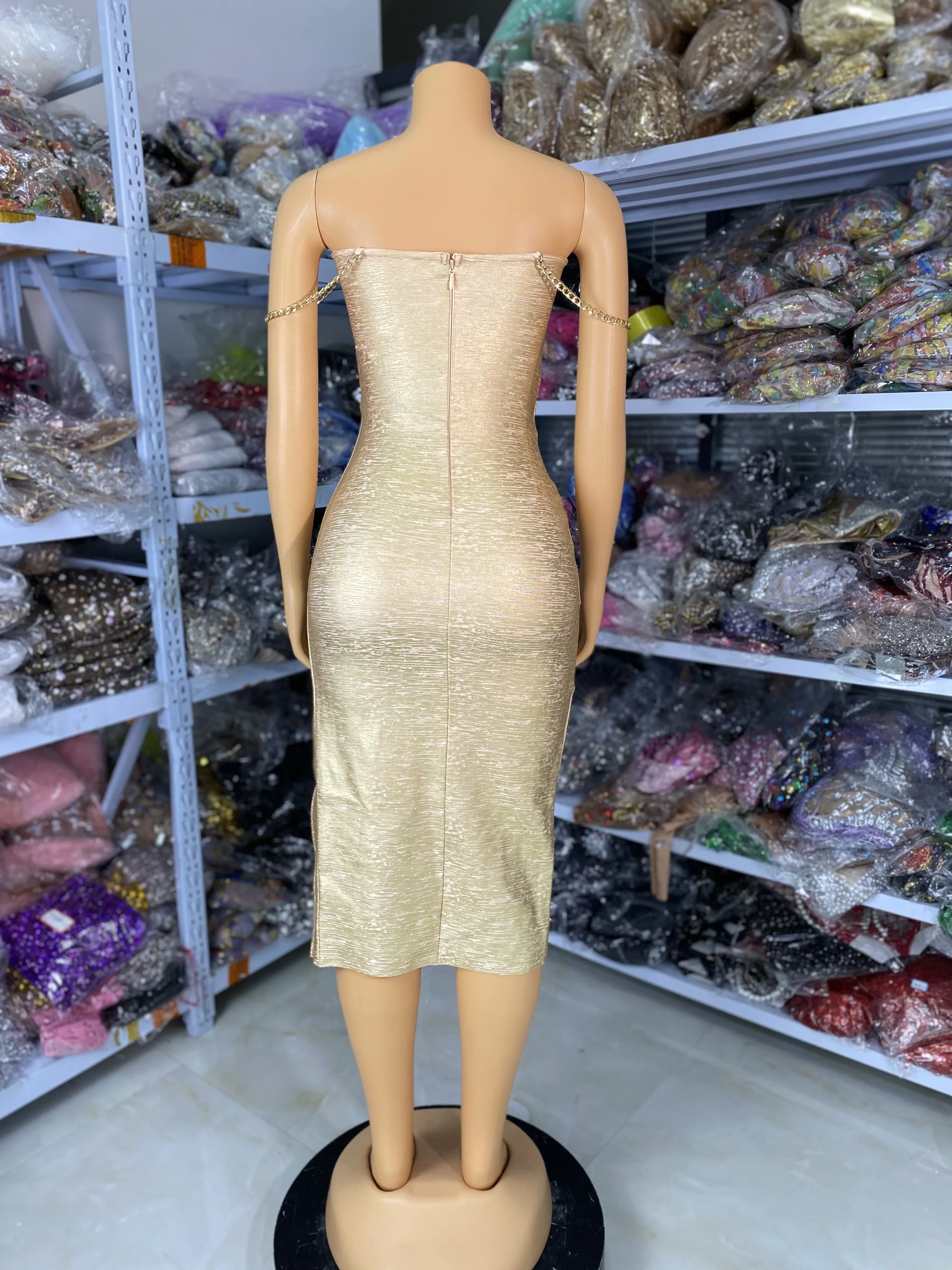 Sexy Metallkettenriemen Broning Gold Bandage Kleid Ausschnitt Diamanten Blumen Offenes Bein Knielanges Promi-Abend-Partykleid