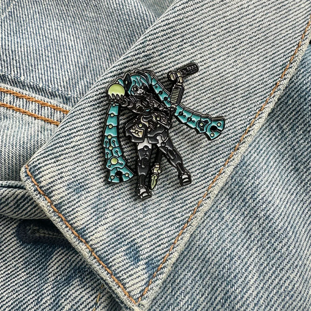 Virtuelle Vocaloid-Figur und Necrons-Fusion Mechanische Ästhetik Brosche Gotischer Doppelschwanz-Idol Anstecknadel Rucksack Hut Accessoire – Detail 6