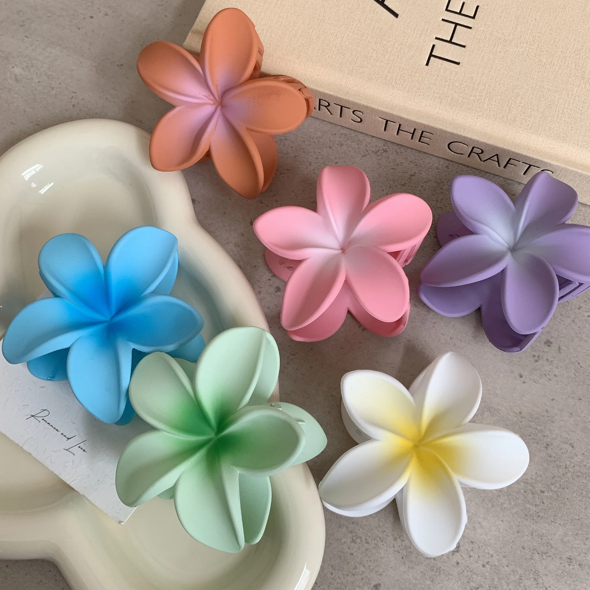 Fashion Frosted Egg Flower Hair Claw Clip Shark Hairpin Barrettes Ponytail Holder Summer Beach Hair Glamp Head Accessories Women