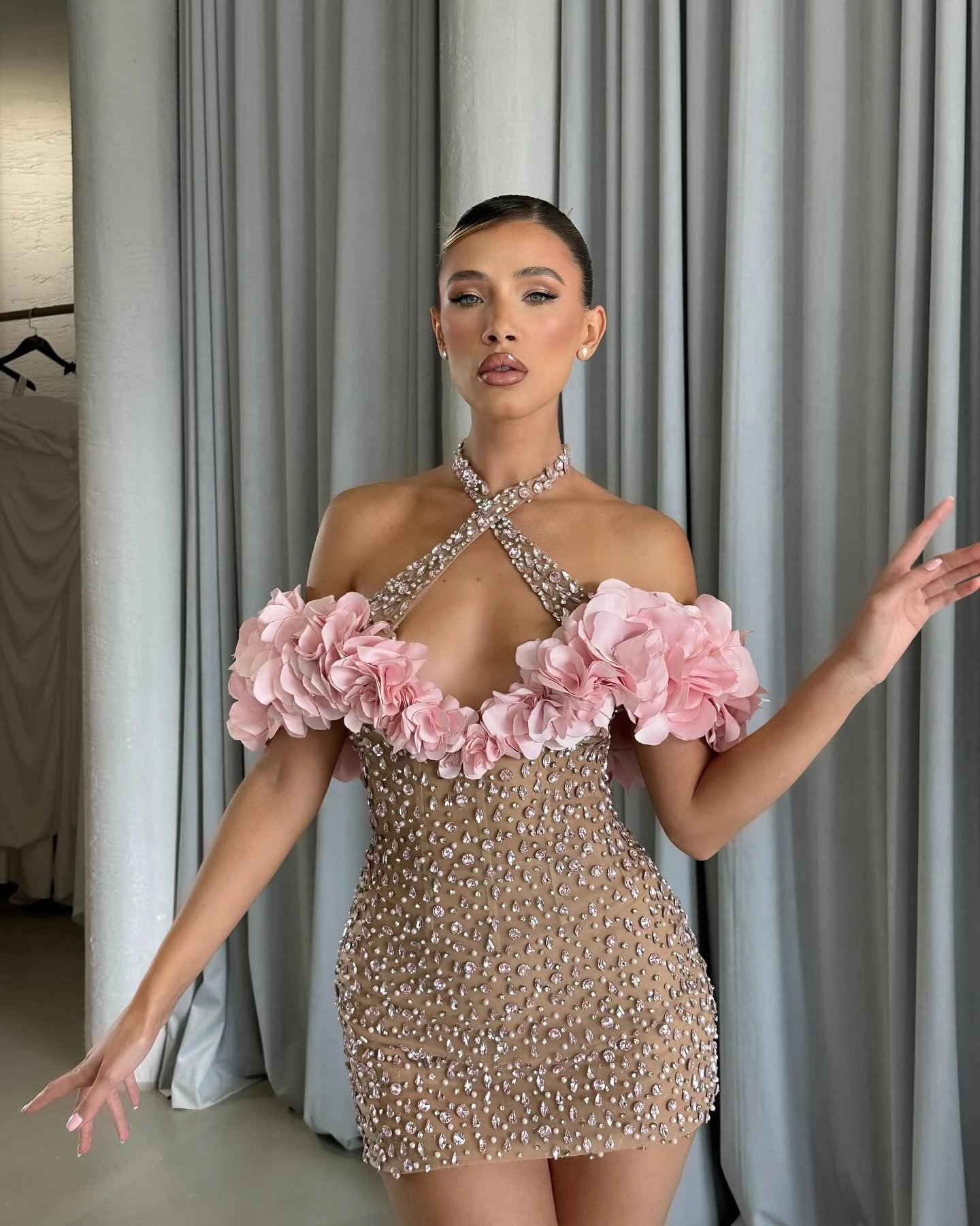 2025 Glitter Pink Flower Arabic Short Prom Dresses Halter Beaded Rhinestones Mini Cocktail Gowns Dubai Sexy Birthday Party Dress