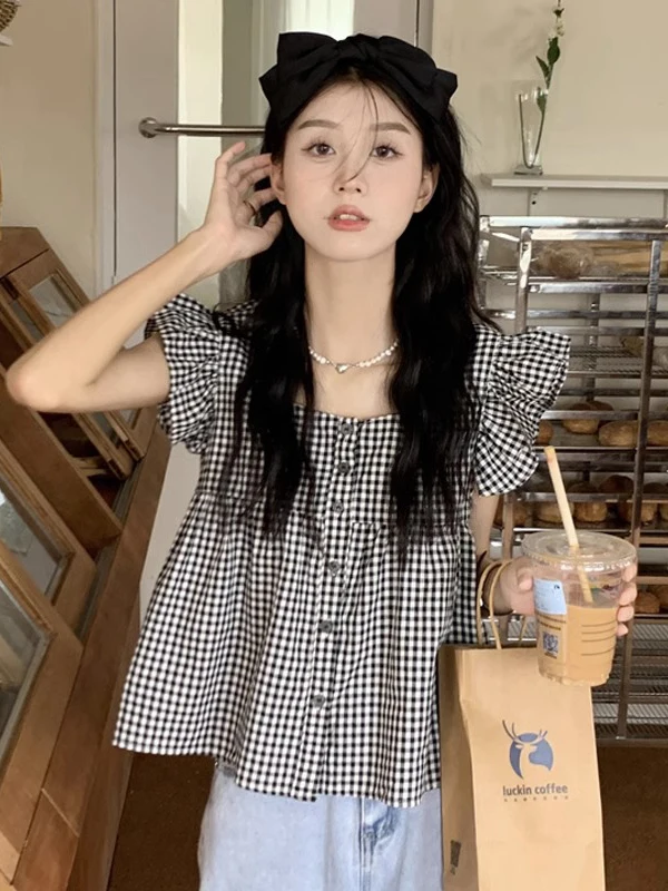 夏の美しさチェック柄シャツ女性のショートスイートブラウスベビードールトップスクエアカラーフライスリーブドールハウスファッションルーズフィットシャツ
