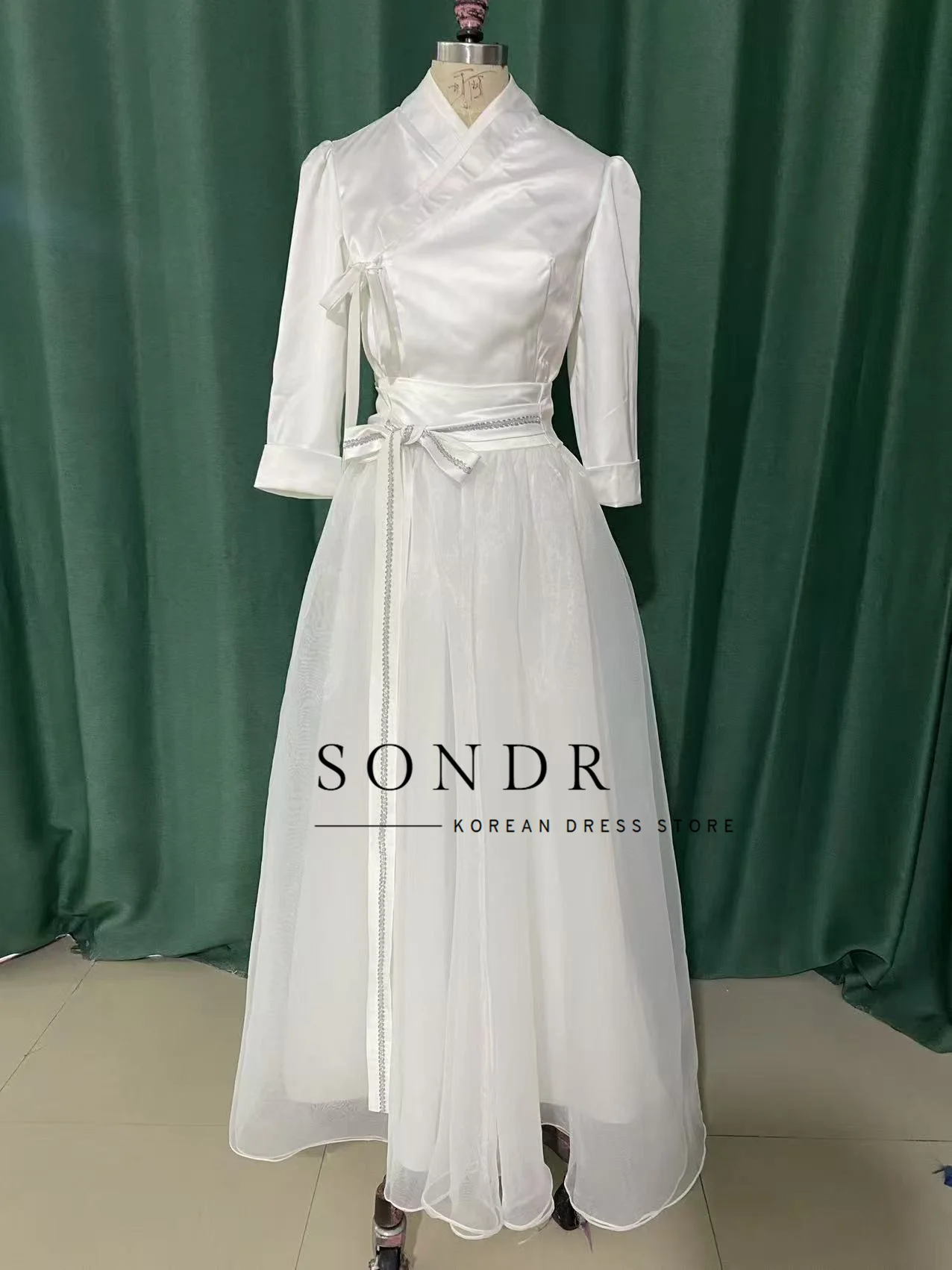 Sondr Customized Hanbok A-Line Elegant Korea Wedding Dresses Silk Satin Short Sleeves Modern Bridal Dress 웨딩드레스 Photo Shoot