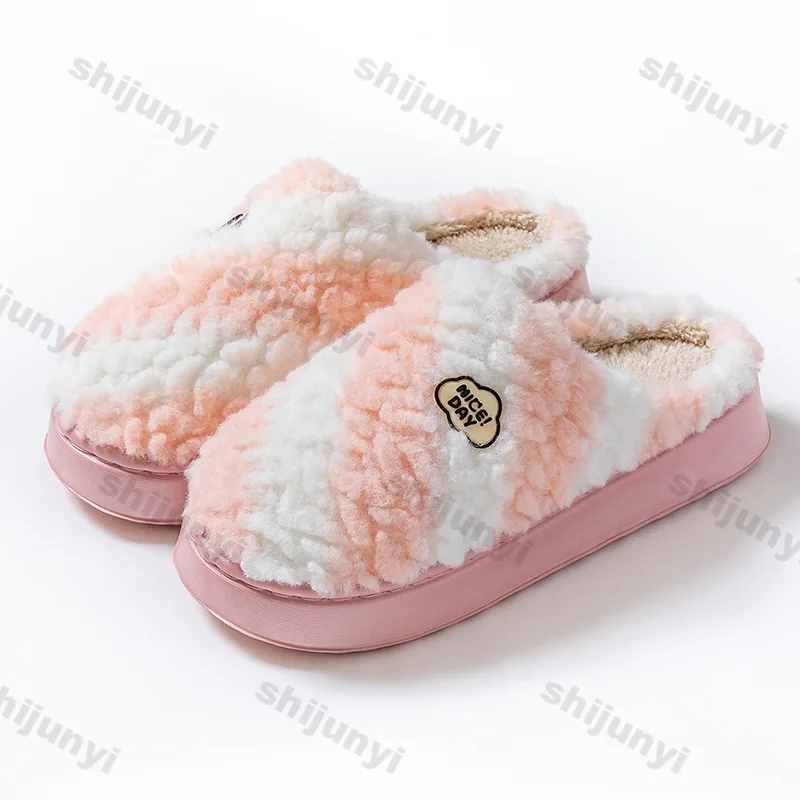 รองเท้าแตะผ้าฝ้ายสำหรับผู้หญิง ฤดูหนาว 2025 แฟชั่นใหม่ รองเท้าใส่ในบ้านสำหรับคู่รัก รองเท้าแตะผ้าพลัฌอุ่นๆ สำหรับผู้ชาย